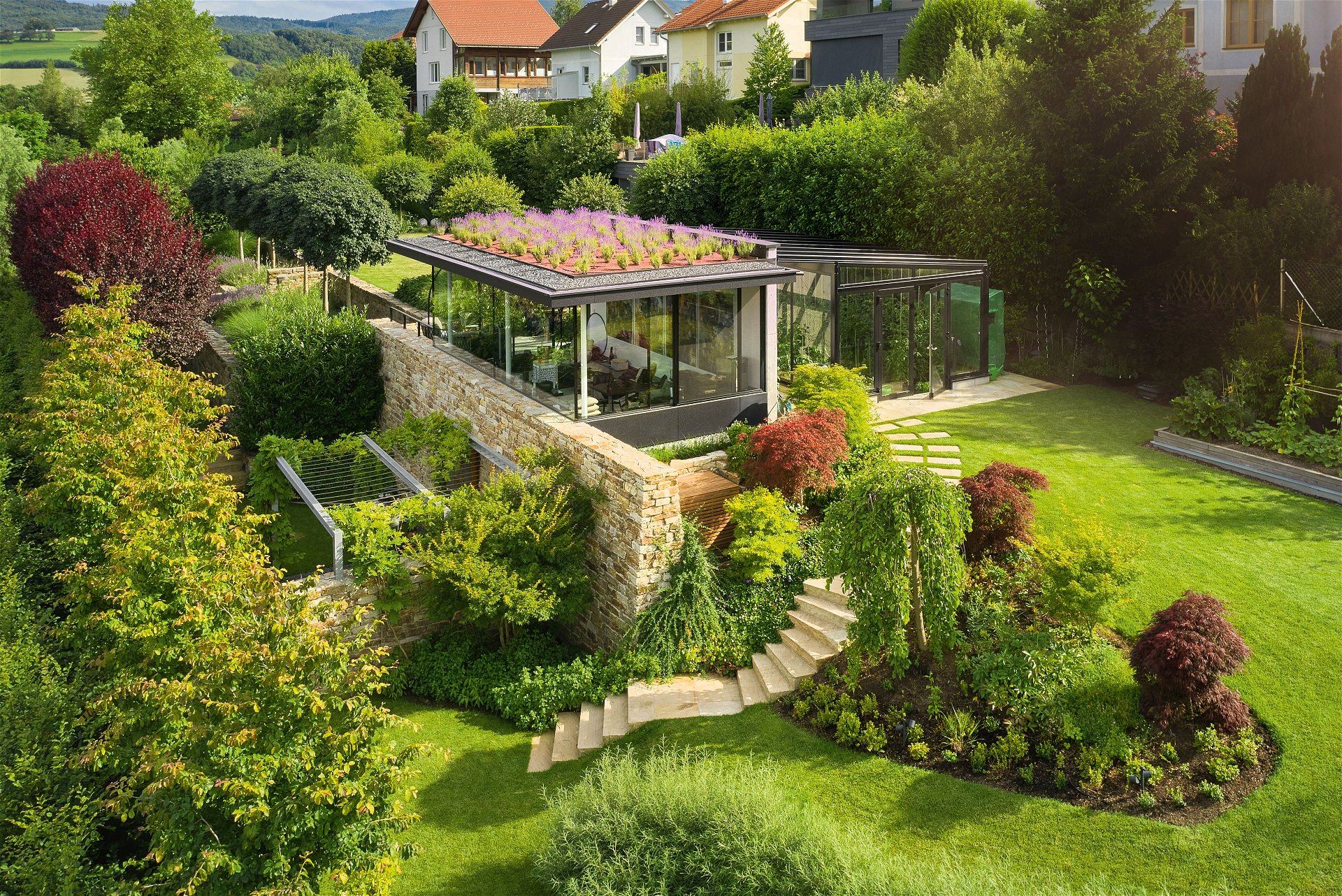 Haus im Wienerwald: Ein Garten mit vielen Nischen und Kraftplätzen: grüner Wildwuchs und moderne Architektur wurden ideal kombiniert. begruender.at