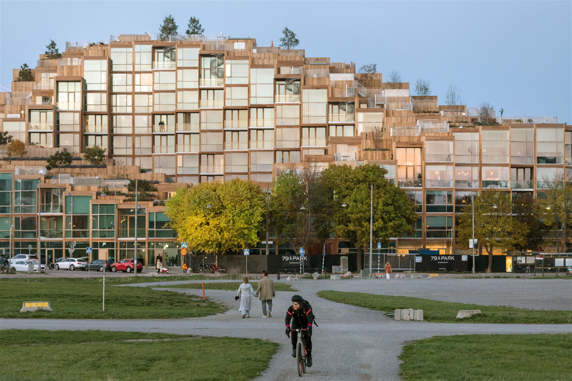 »79 & Park« in StockholM, Schweden: In Gärdet, einem Nationalpark am Rande der schwedischen Hauptstadt, errichteten die dänischen BIG Architects dieses gepixelte Holzgebirge mit 35 bis 137 Quadratmeter großen Wohnungen – einige davon sogar zwei-geschoßig. Aus den obersten Etagen des zehnstöckigen Terrassenhauses erspäht man den Stockholmer Hafen. »Dieses Projekt«, sagt BIG-Mastermind Bjarke Ingels, »ist eine bewohnbare Kaskadenlandschaft, die die Pracht eines Vorstadthauses mit den Qualitäten urbanen Lebens verbindet.« big.dk