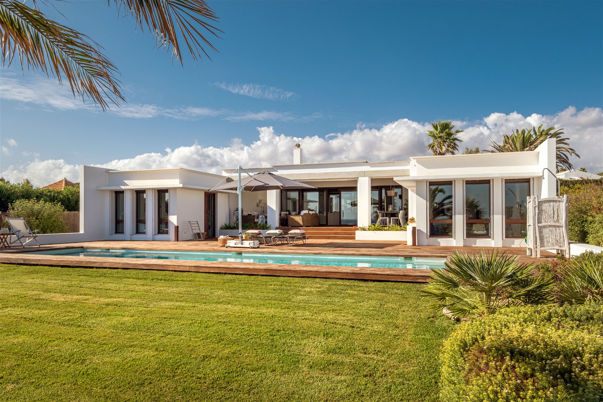 Exquisites Design mit Pool: In Binidalí auf der Baeleareninsel Menorca steht dieses 2010 erbaute Villa mit 300 Quadratmetern Wohnfläche- im geräumigen Inneren, umgeben von mehreren Terrassen und Gärten mit Poolbereich – inklusive Meerblick. Den genießt man aber nicht nur vom Garten, sondern auch vom geräumigen Wohnzimmer mit Kamin. 

