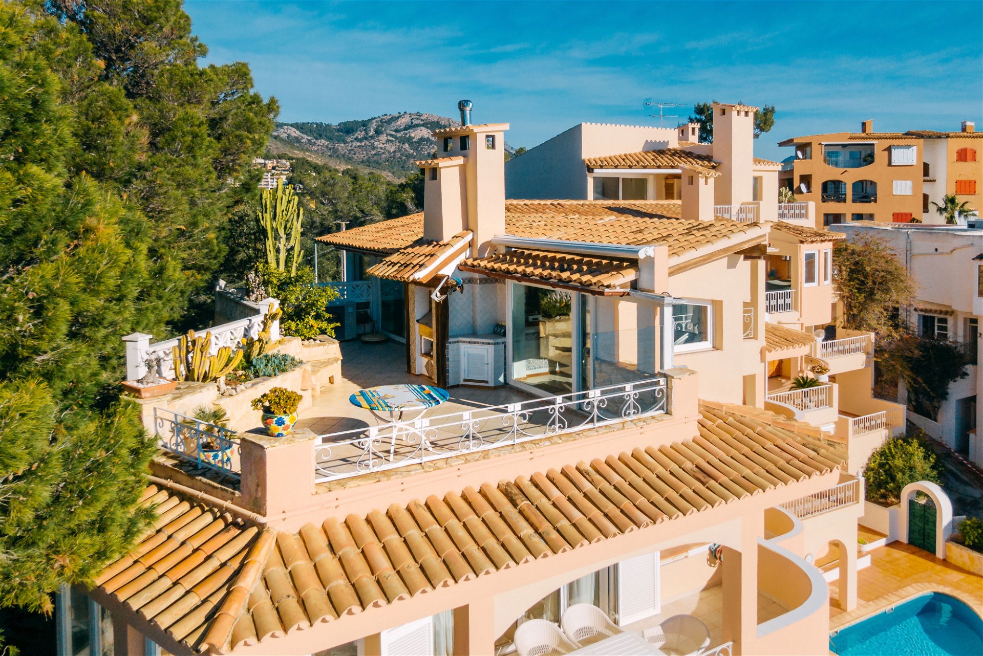 Mallorca stellt seinen Status als sicherer Hafen für Immobilien weiter unter Beweis. Mit 1,7 Millionen Euro gehört diese traumhafte Penthouse-Wohnung auf zwei Ebenen sogar zu den günstigeren Angeboten. Sie ist Teil einer kleinen Luxus-Wohnanlage mit zehn Wohneinheiten, die im oberen Teil der malerischen Bucht von Cala Fornells liegt. 

