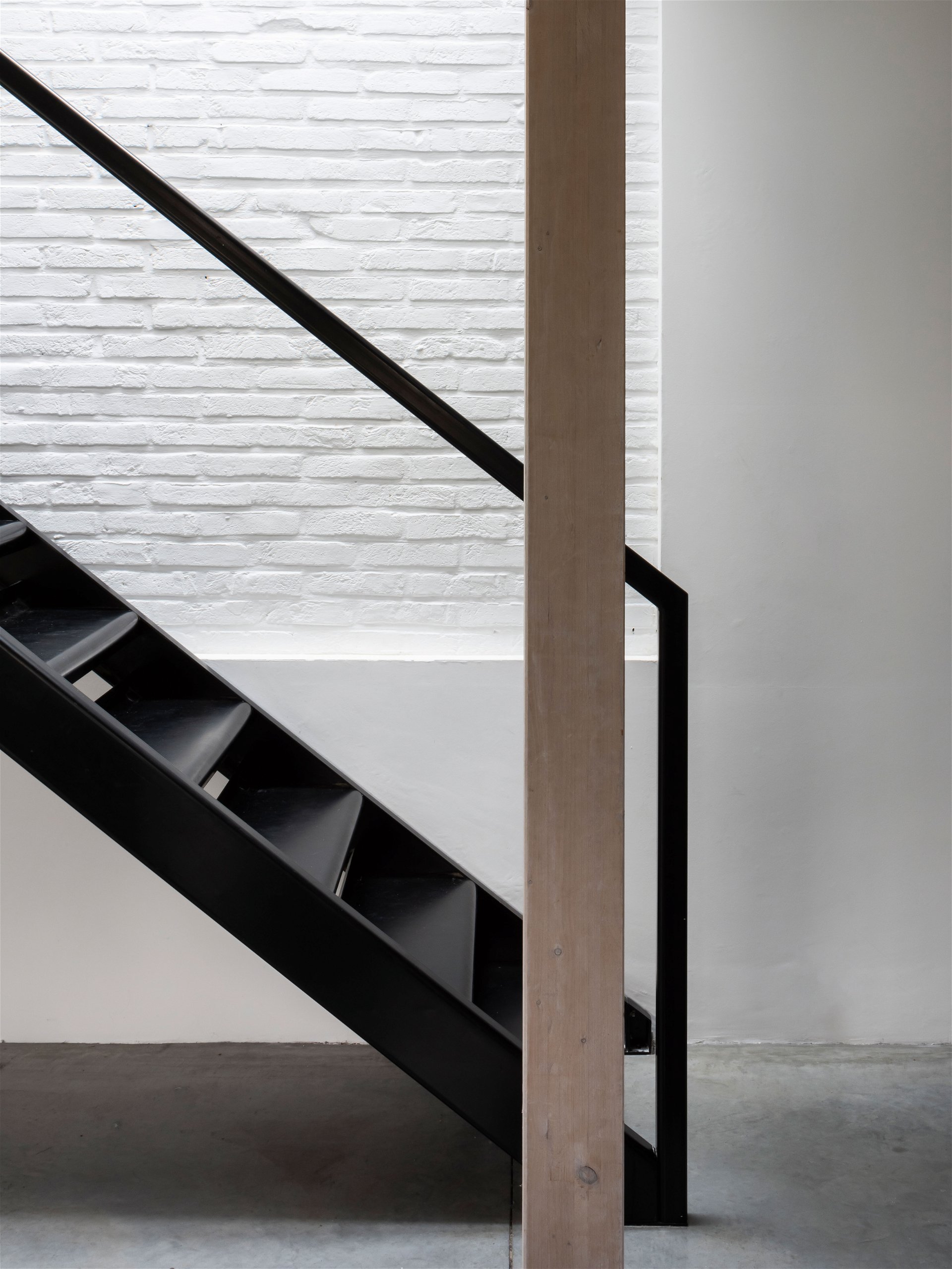Brüsseler Spitzen. Weiß, schwarz, erdfarben: das minimalistische Design von »Faina Studios«, untergebracht in einem zweistöckigen, sonnendurchfluteten Haus in Brüssel.