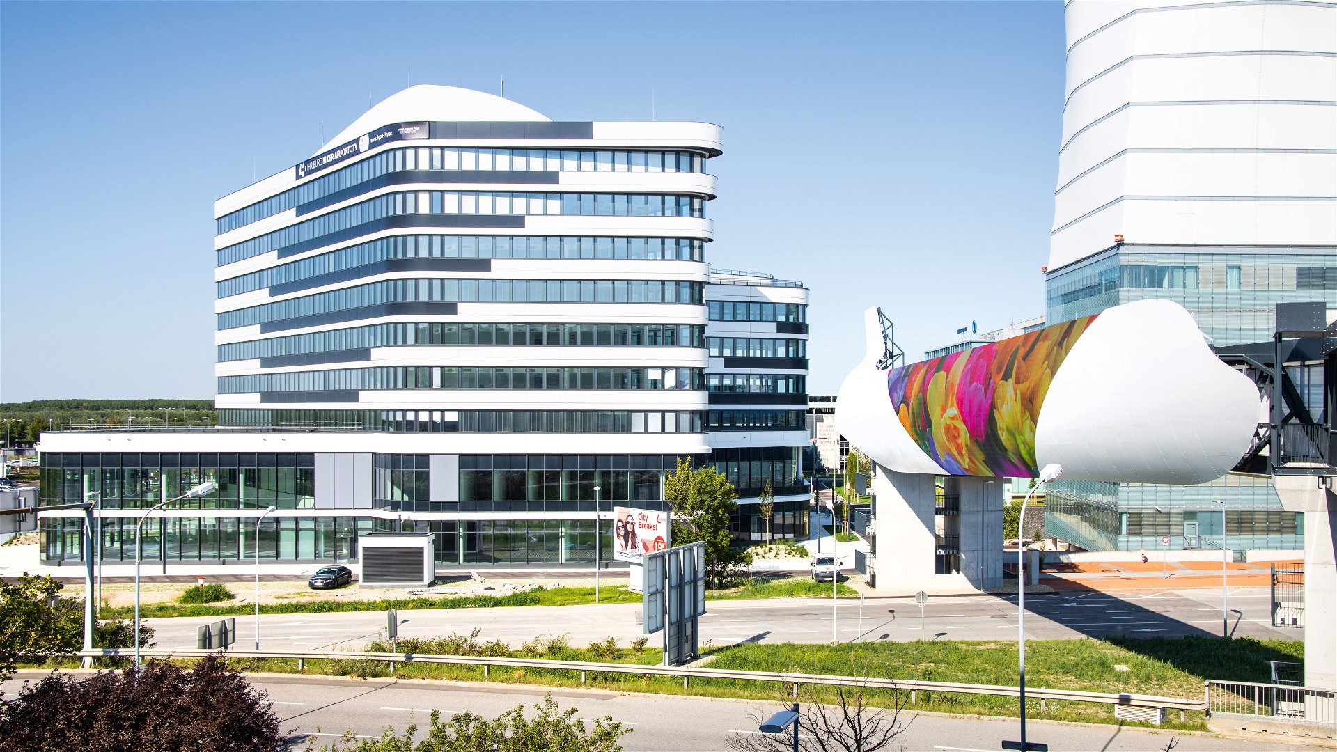 Windschnittig: Das Bürogebäude Office Park 4 neben dem Wiener Flughafen-Tower wurde innen und außen digital optimiert. hnp-architects.com