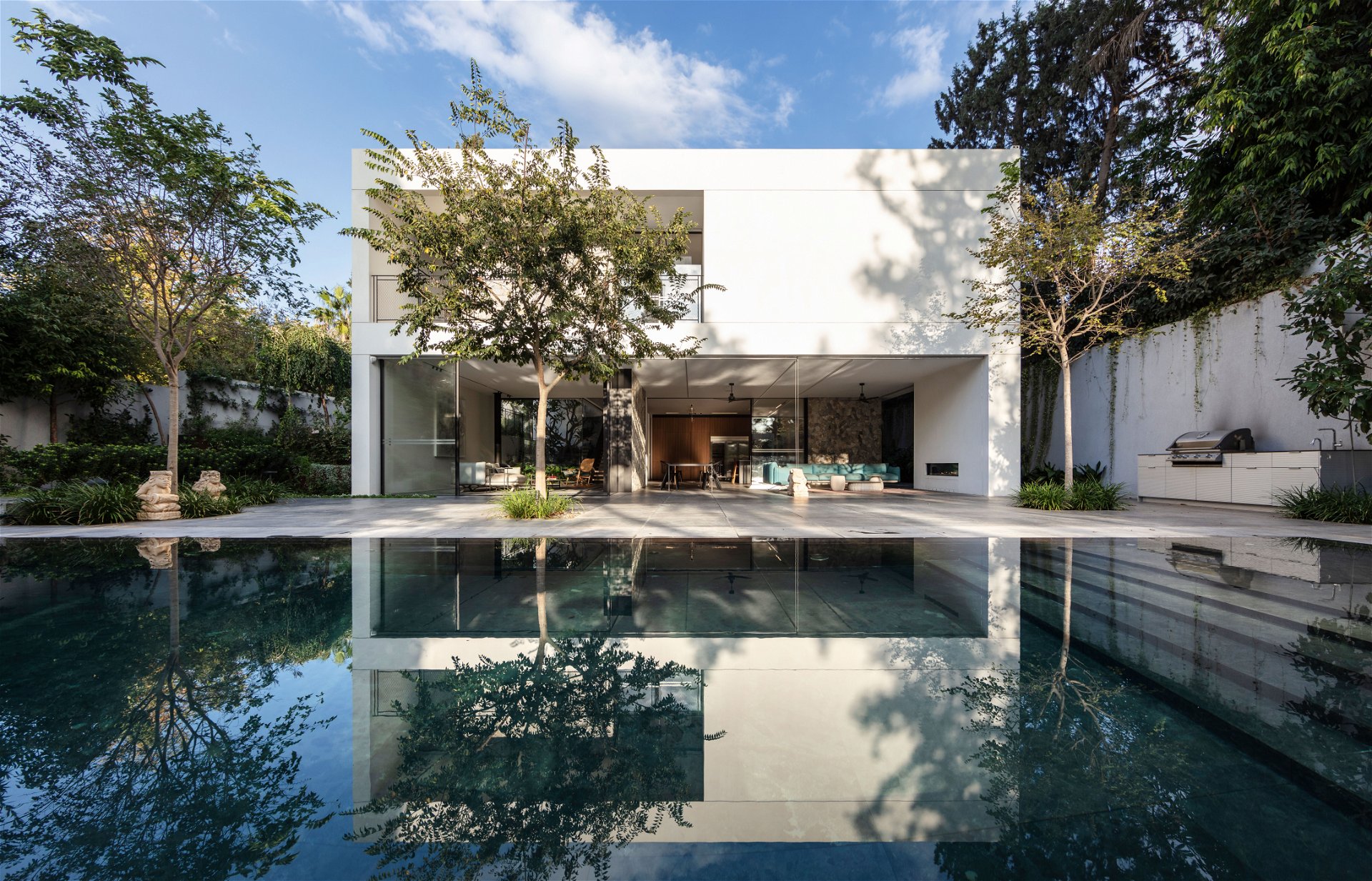 Großes Ganzes: Das »Vacation House« in Tel Aviv überzeugt mit einer harmonischen Umsetzung von Pool, Terrasse und Wohnbereich. broides.co.il