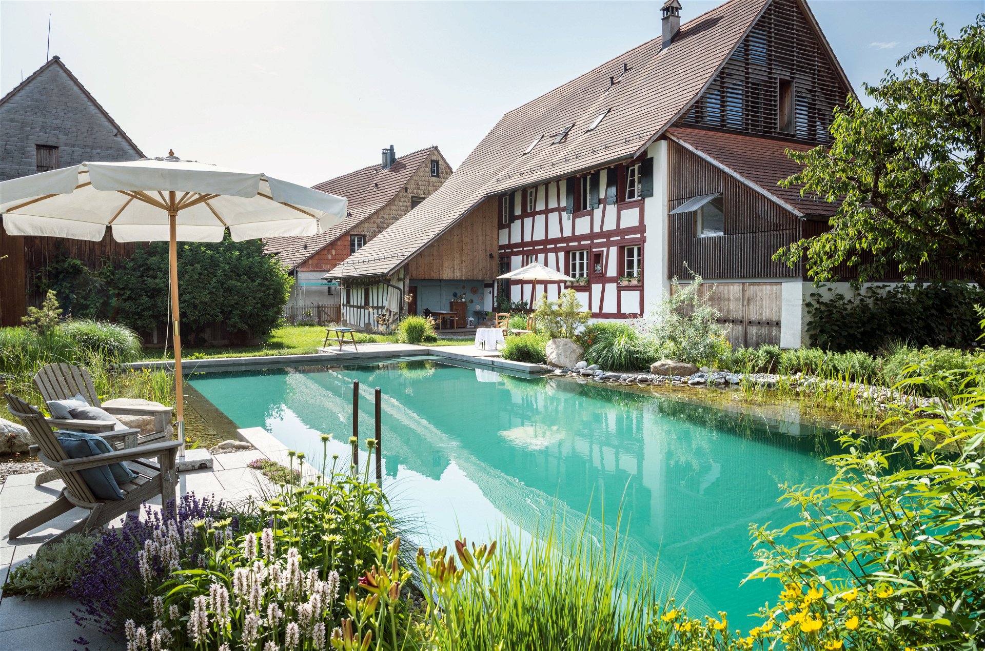 Wasserfarbe: Mit der richtigen Pool-Folie lässt sich ziemlich jeder Farbton treffen, wie bei diesem preisgekrönten Projekt (bsw-Award) von Grimm Gärten in der Schweiz. teichmeister.de 