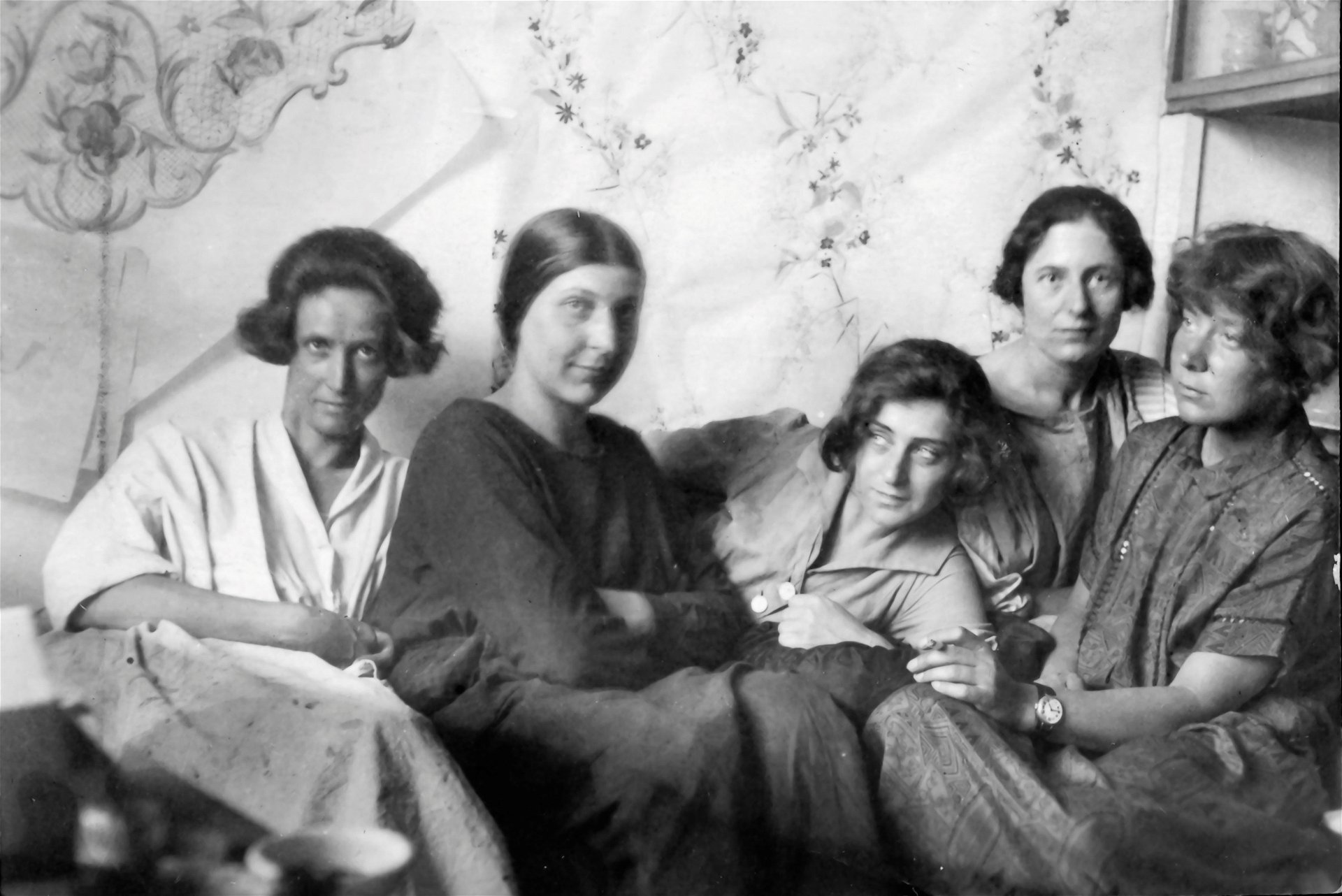 Frauen-Power: Fünf der vielen für die Wiener Werkstätte tätigen Frauen: Charlotte Billwiller, Mathilde Flögl, Susi Singer, Marianne Leisching und Maria Likarz. Fotografie, 1924.