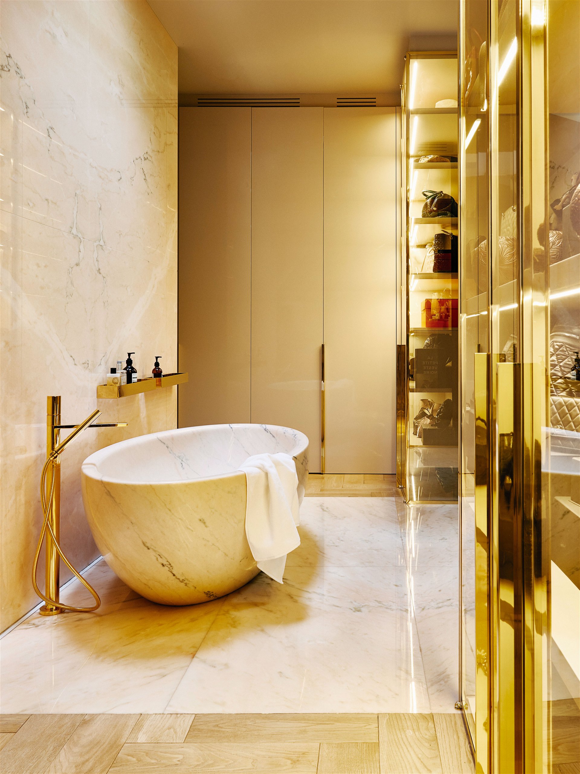 Wellness-Oase: Die speziell entworfene Badewanne besteht aus einem ausgehöhlten Block aus rosafarbenem portugiesischem Marmor. Die Armaturen der Dusche und der Badewanne sind von Fantini. fantini.it