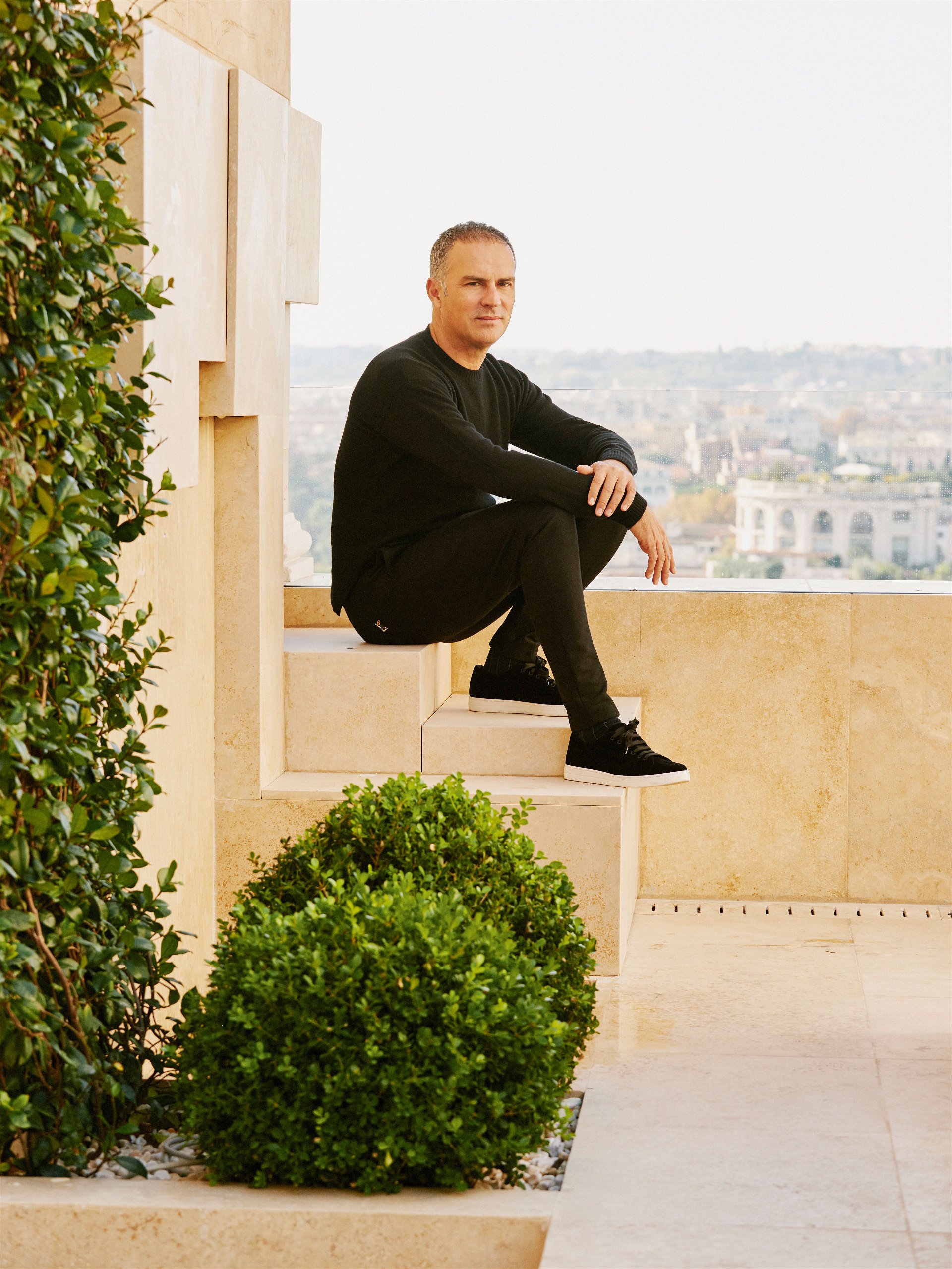 Weitsicht: Der spanische Architekt Ramón Esteve genießt auf der Terrasse der Villa Carrega die Panorama-Aussicht über ganz Rom.