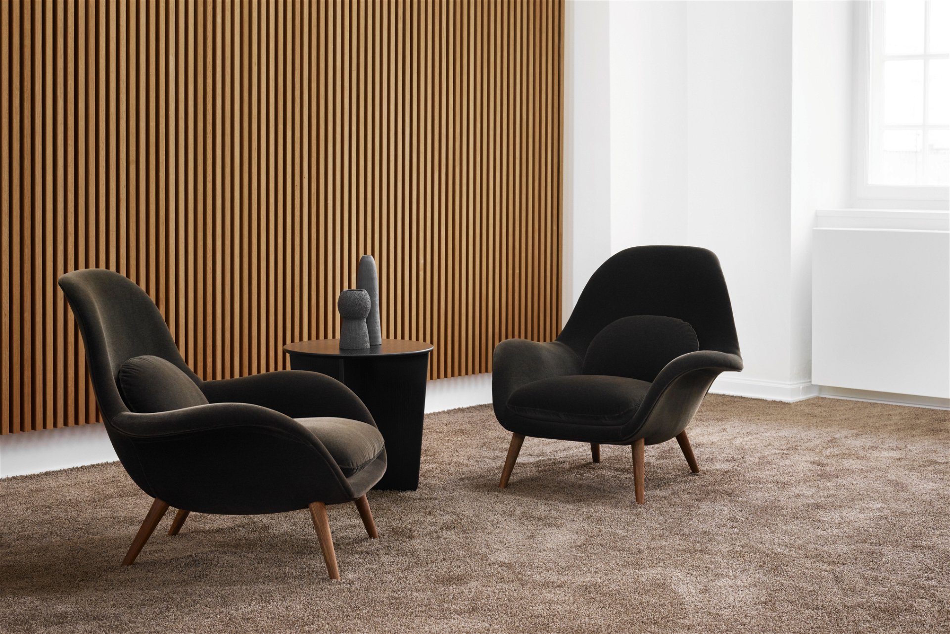 Runde Sache: Sanfte Kurven und dunkle Farbtöne zeichnen die »Swoon Collection« für Fredericia Furniture aus.
