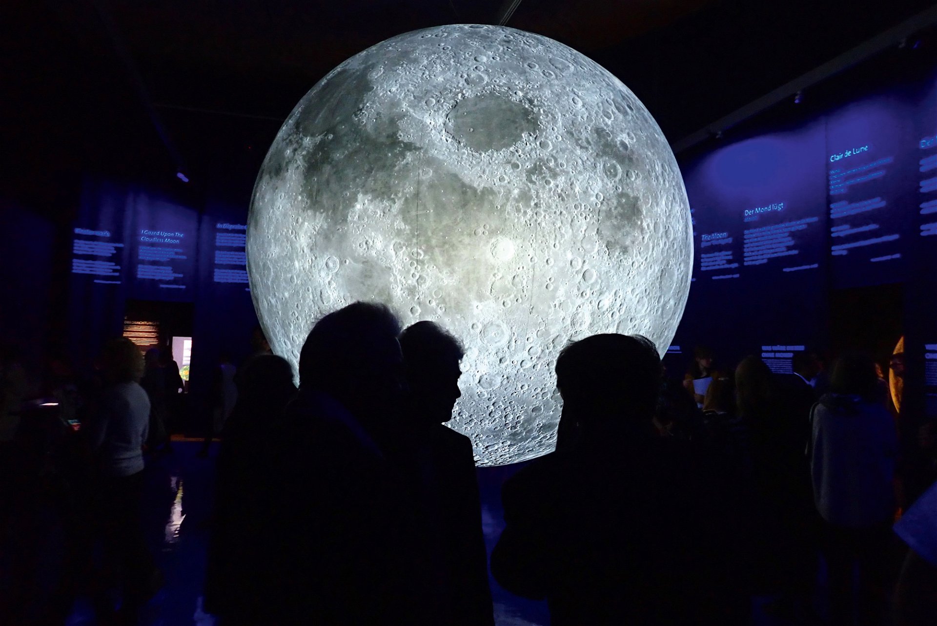 Mondsüchtig: Für das Naturhistorische Museum in Wien baute Divjak 2019 den Geruch des Mondes nach. Spoiler: Er riecht nach verbranntem Schießpulver. Sagen zumindest Astronauten.