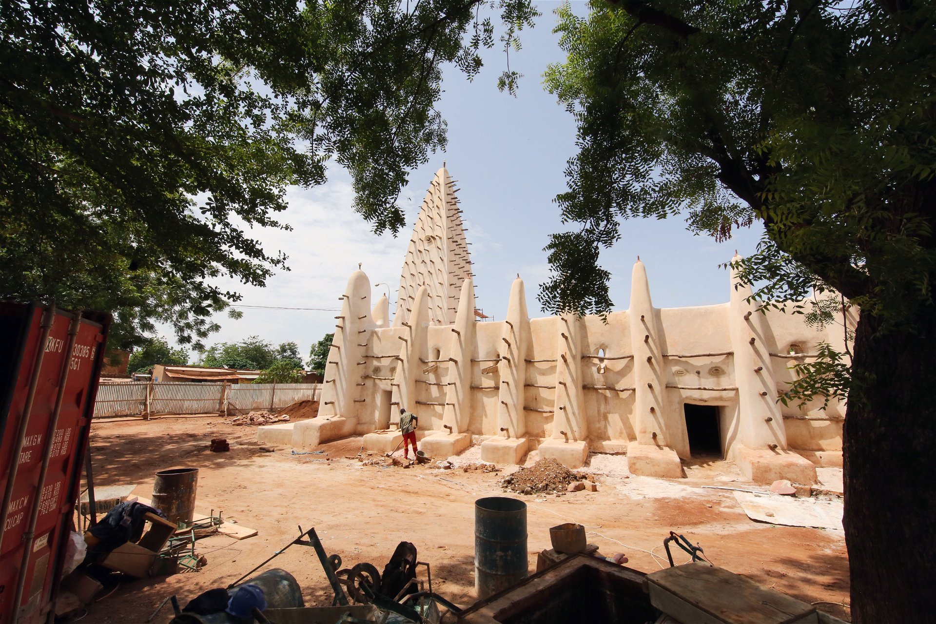 Naturnahe Bauten: Man kennt die beeindruckenden Lehmbauten aus Mali, aber auch bei dieser Moschee in Burkina Faso wurden lokale Materialen verwendet. dom-publishers.com