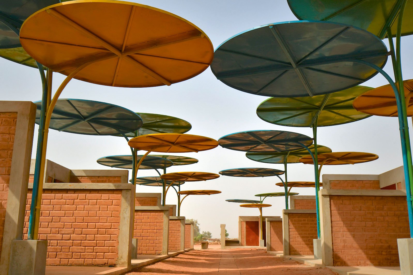 Kreativer Sonnenschutz: Für einen Markt in Niger verwendete die Architektin Mariam Kamara bunte Platten aus recyceltem Metall zur Kühlung. ateliermasomi.com