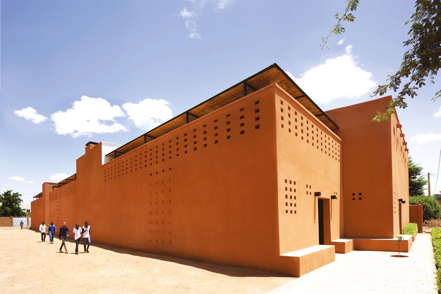 Moderne Häuser: Niamey 2000 ist ein Wohnkomplex für die Mittelschicht von Niger, Lehm sorgt bei 45 Grad für eine angenehme Kühlung. ateliermasomi.com