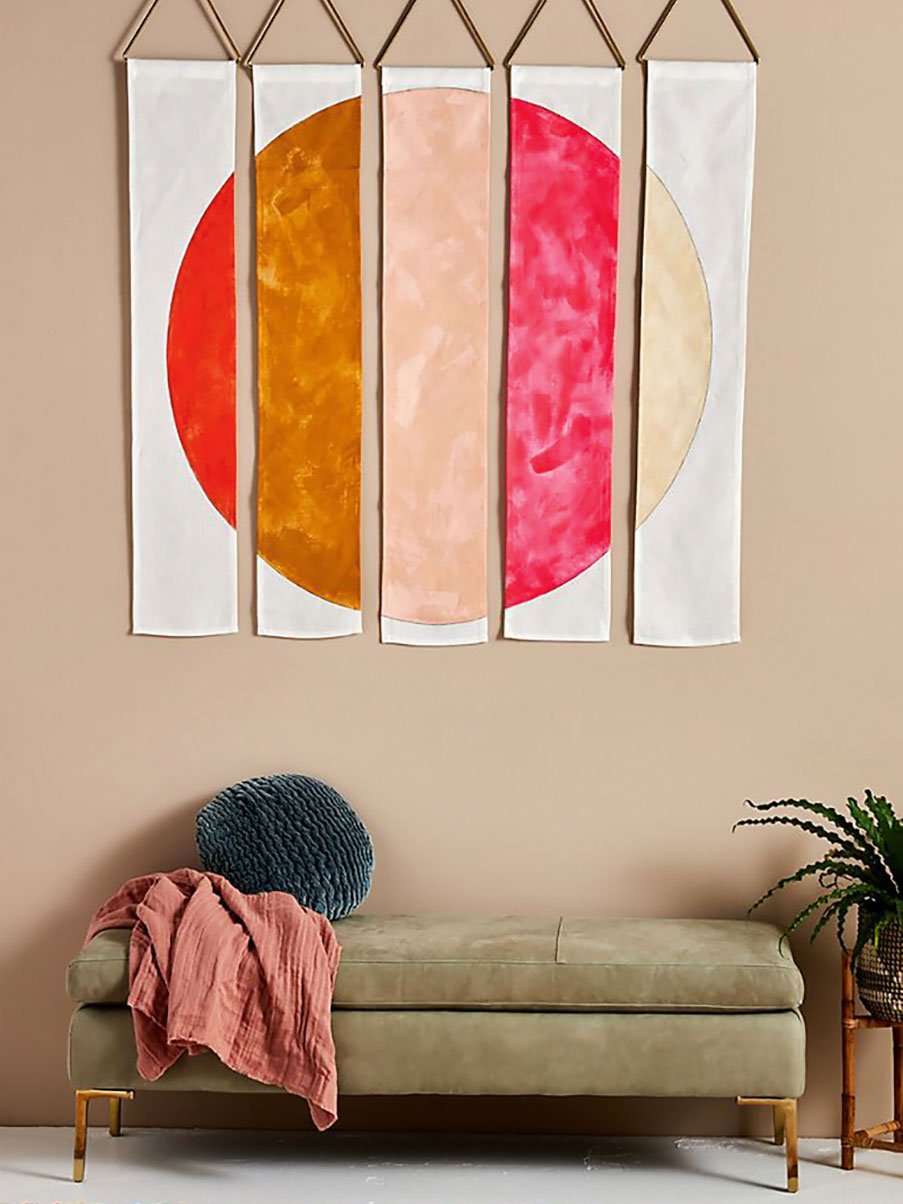 Bunt behängt: Eine originelle Alternative zu Gemälden bieten textile Wandbehänge – hier in Colour-Block-Optik.