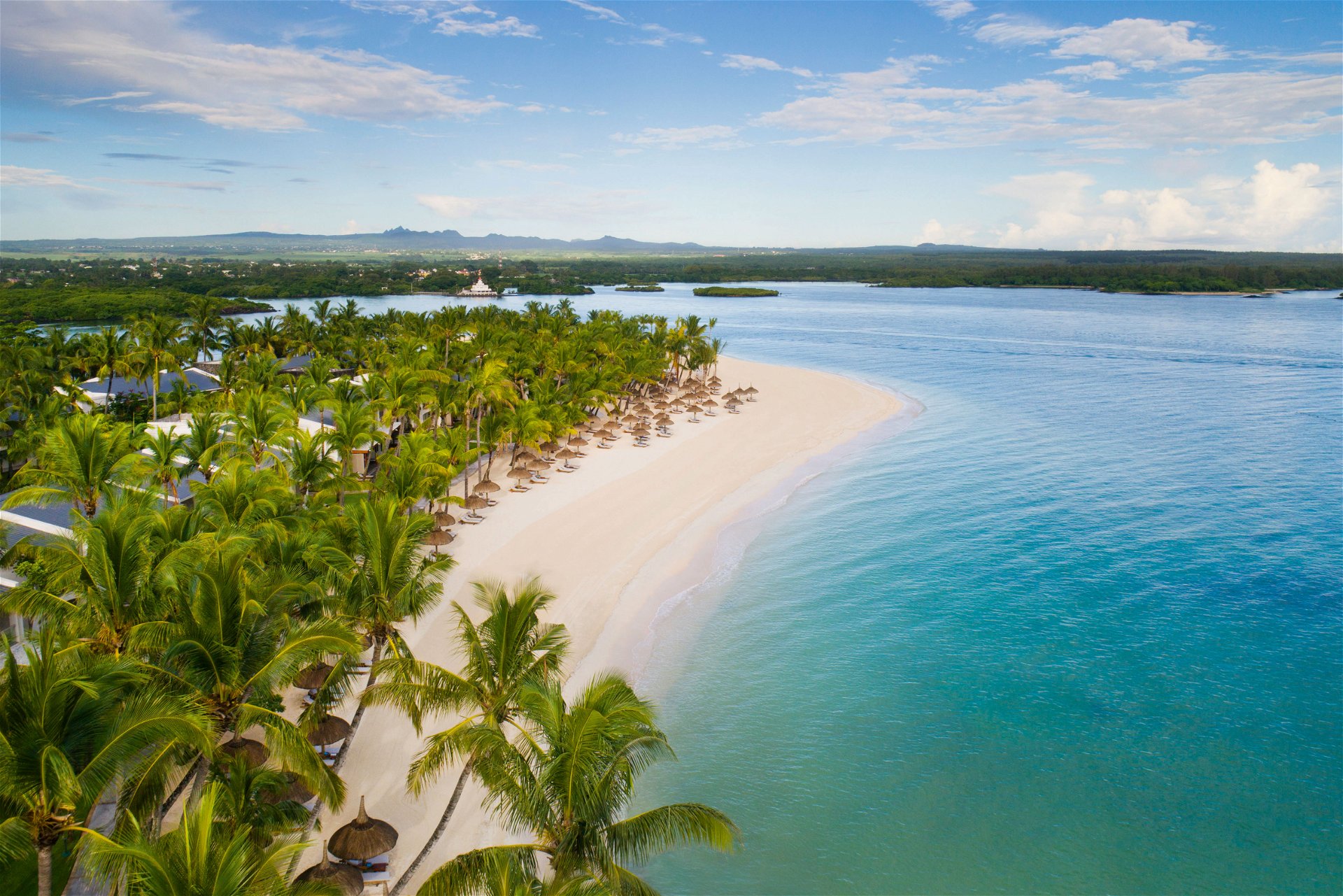 Wohltemperierte Schatzinsel: Das One&Only Resort auf Mauritius bietet 52 exklusive Villen mit Privatgärten inklusive geheiztem Swimmingpool sowie Zugang zu allen Angeboten des benachbarten 5-Sterne-Luxushotels. chalupa.at
