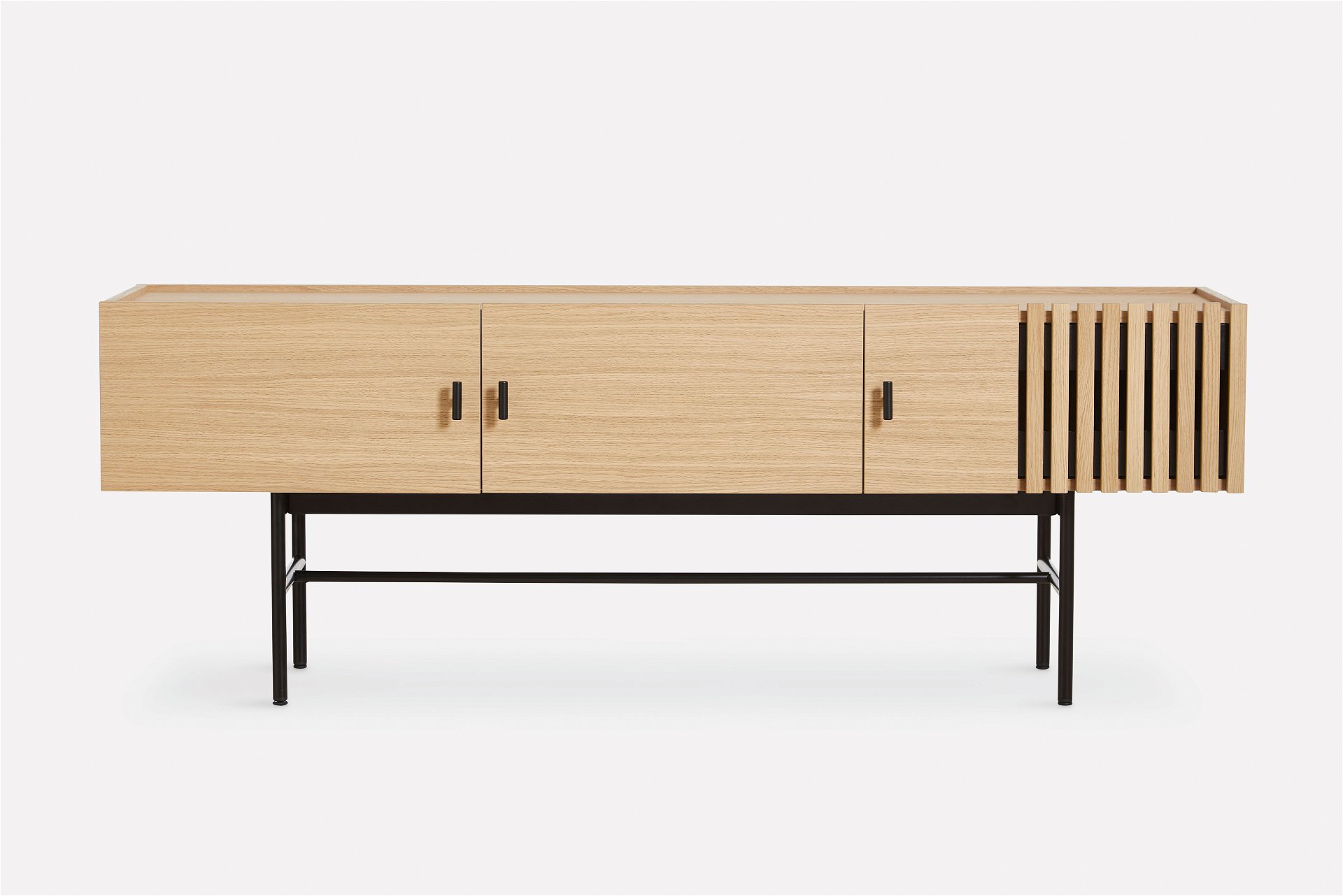 Gut zitiert: Die Verkleidung des Sideboards »Array« für Woud ist von der Holzschieferverkleidung moderner Architektur inspiriert.
