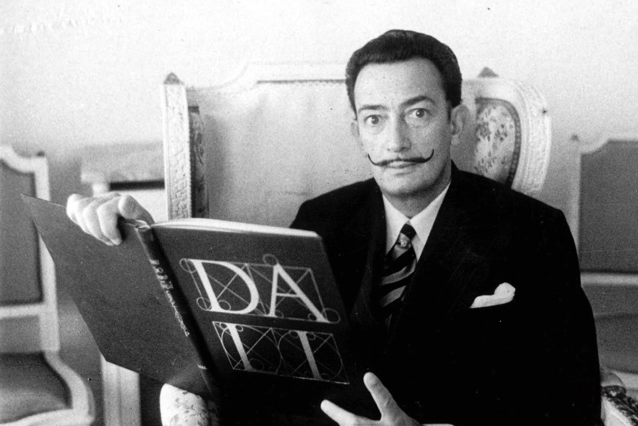 Schalentier: Surrealist und Malgenie Salvador Dalí kreierte 1937 mit Elsa Schiaparelli das legendäre »Lobster Kleid« – für viele Experten eine Art Urknall im Zusammenspiel von Mode und Kunst.