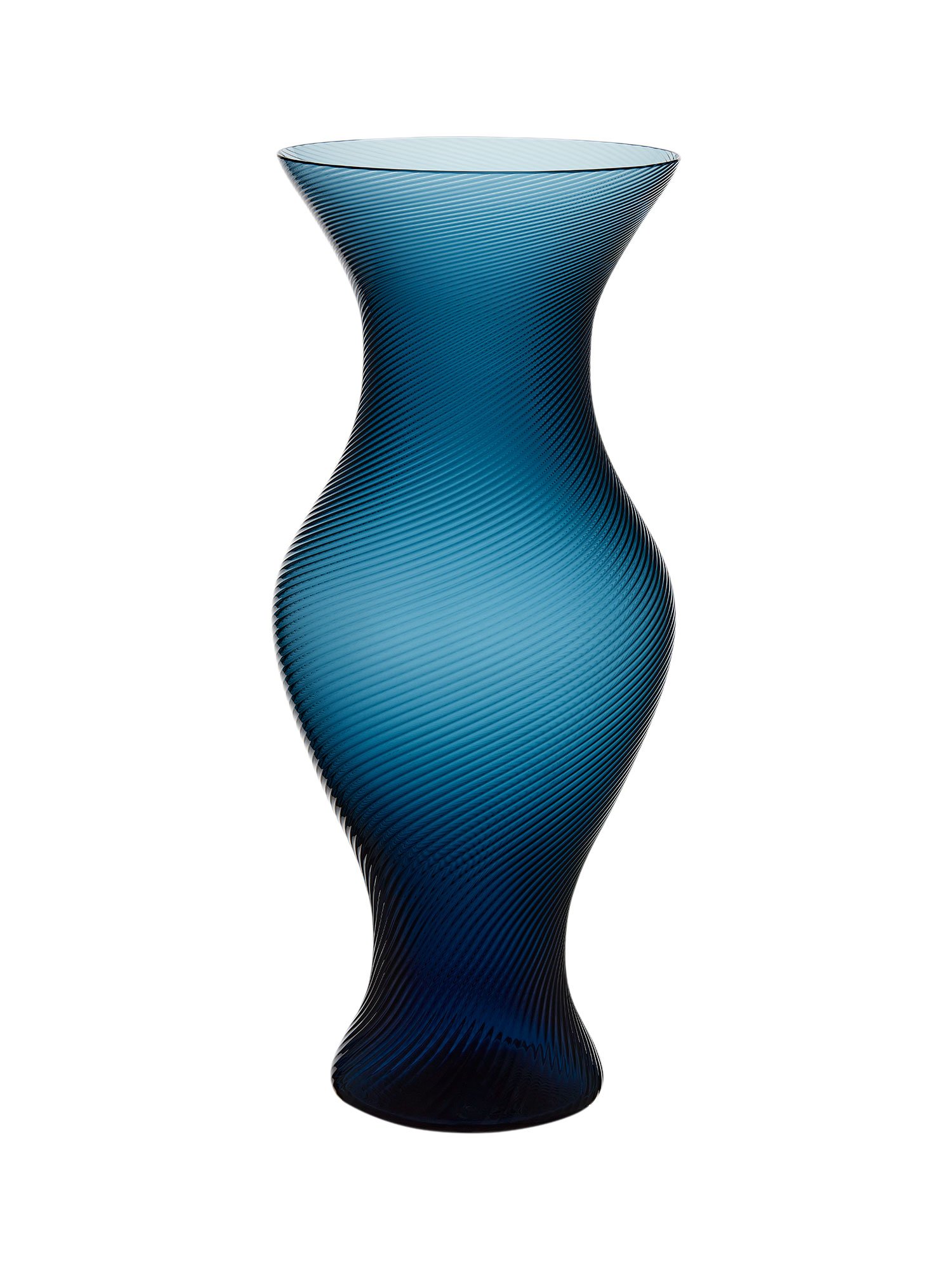 Idyllisch: Eine liebevolle Hommage an die Faszination von Christian Dior für Natur und Botanik ist die mundgeblasene Vase aus der »Granville«-Kollektion, die von Cordelia de Castellane entworfen wurde.
