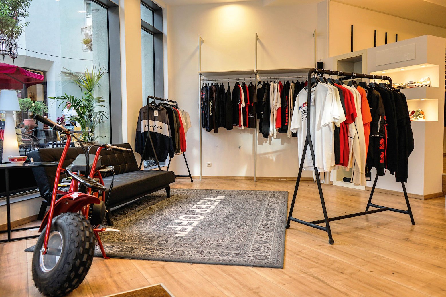 Shop statt Instagram: 700 Euro können die gebrauchten Sneakers bei Hypeneedz schon kosten – Sammlerstücke halt. In Wien bezieht der Mode-Secondhand-Laden Geschäftsflächen in der Innenstadt. hypeneedz.com