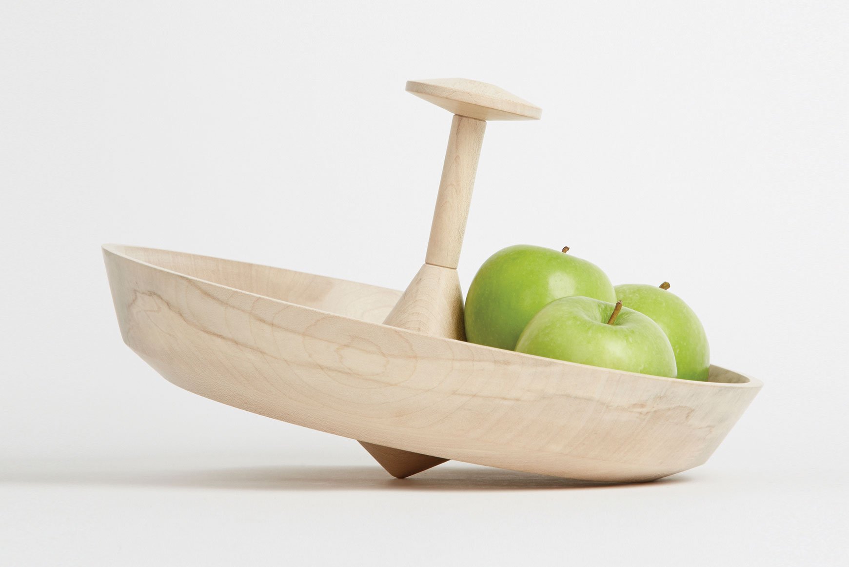 Kreisel Die »Spinning Bowls« werden aus englischer Esche und Bergahorn hergestellt. Die Obstschale lässt sich reibungslos drehen. 