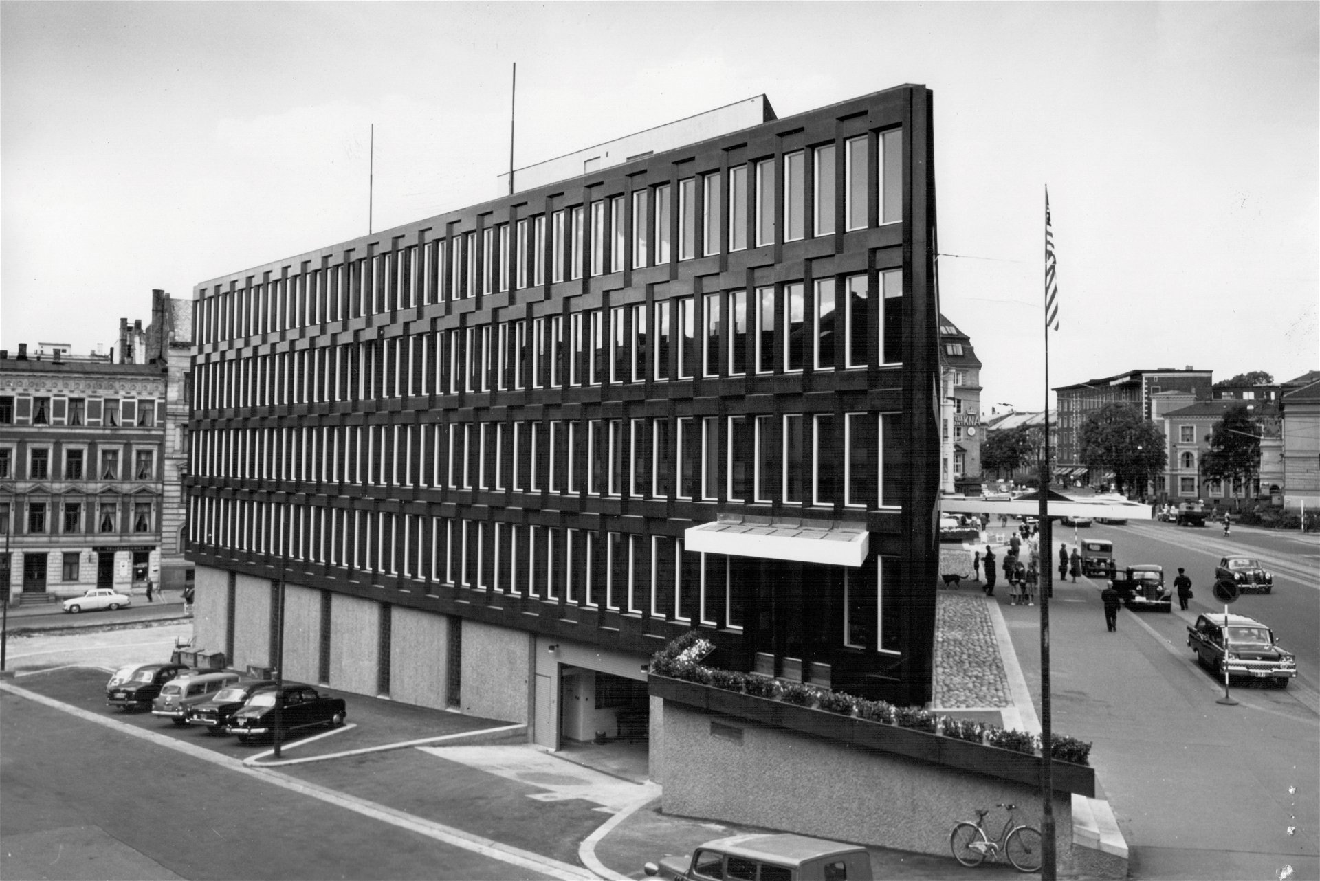 Fredensborg HQ: Eero Saarinen, 1957–59, Lund Hagem Architects, 2022. »Die frühere Botschaft der USA wird 2022 als Bürogebäude wiedereröffnet – dann wird dieses fantastische Bauwerk erstmals für die Öffentlichkeit zugänglich sein.«