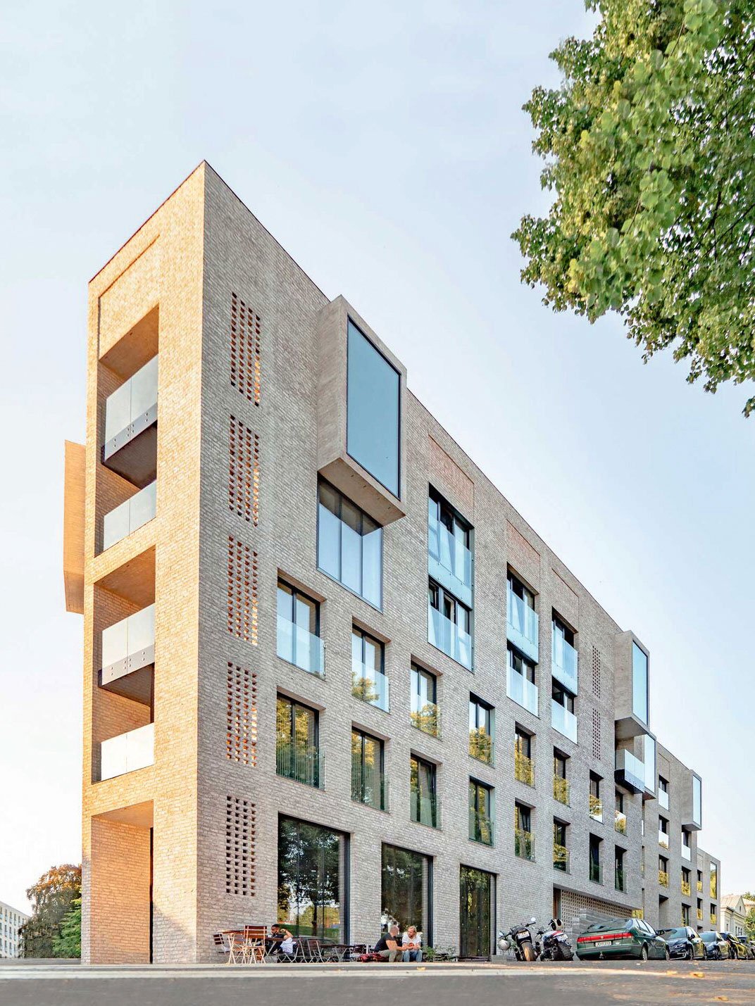 Pilestredet 77–79: Reiulf Ramstad Architects, 2020. »Eine Wohnanlage im Zentrum von Oslo, bei der die Qualität der Materialien und der Details ebenso wie die großen Fenster eine Geschichte des qualitätsvollen Wohnens erzählen.«