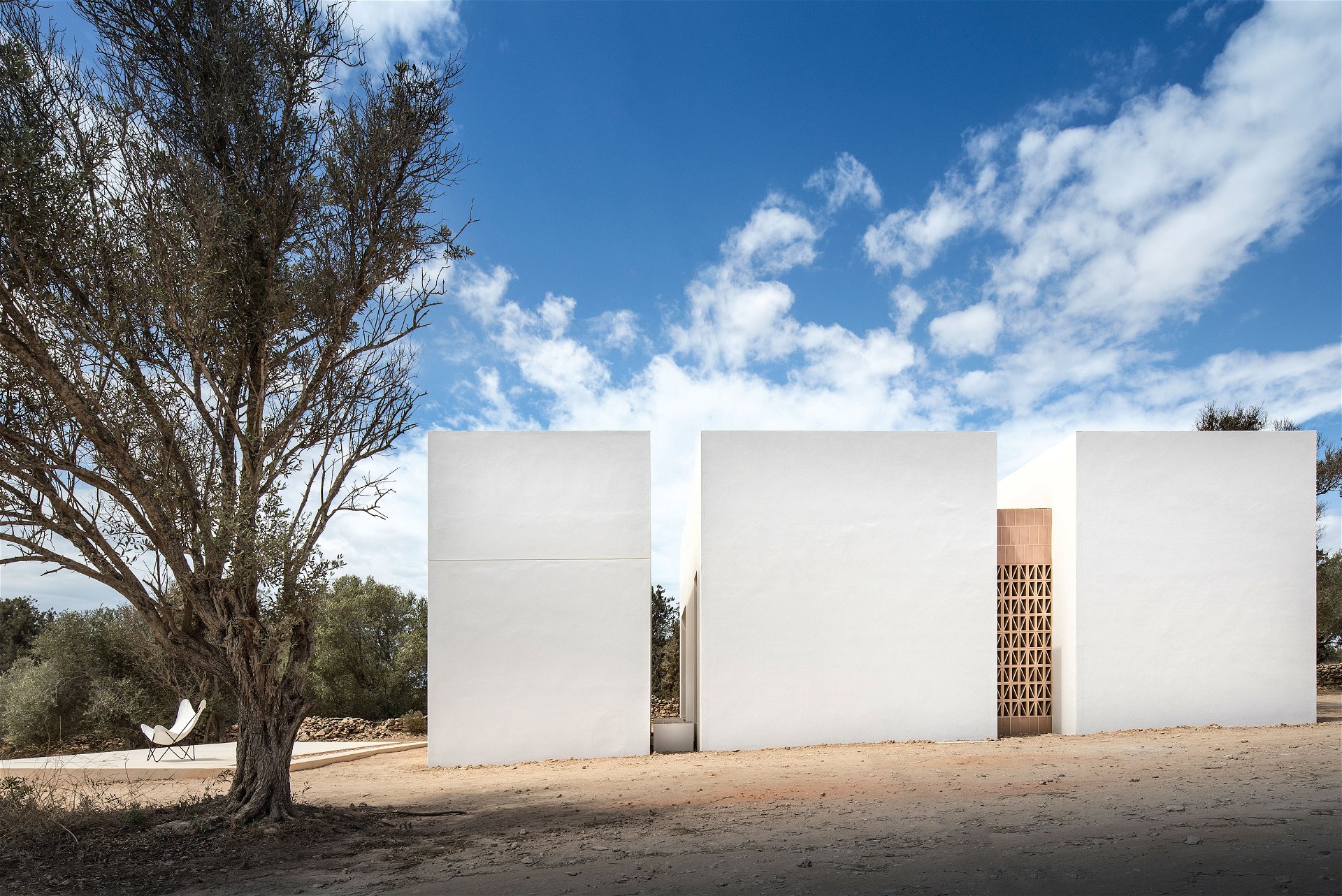 Abstrakter Rhythmus: Das Wohnhaus Es Pou auf der Insel Formentera teilte der Architekt Marià Castelló in drei Teile – durch die Fugen dazwischen weht die kühlende Brise in den heißen balearischen Sommern. Das Weiß kontrastiert zu den warmen Farben der Landschaft. m-ar.net