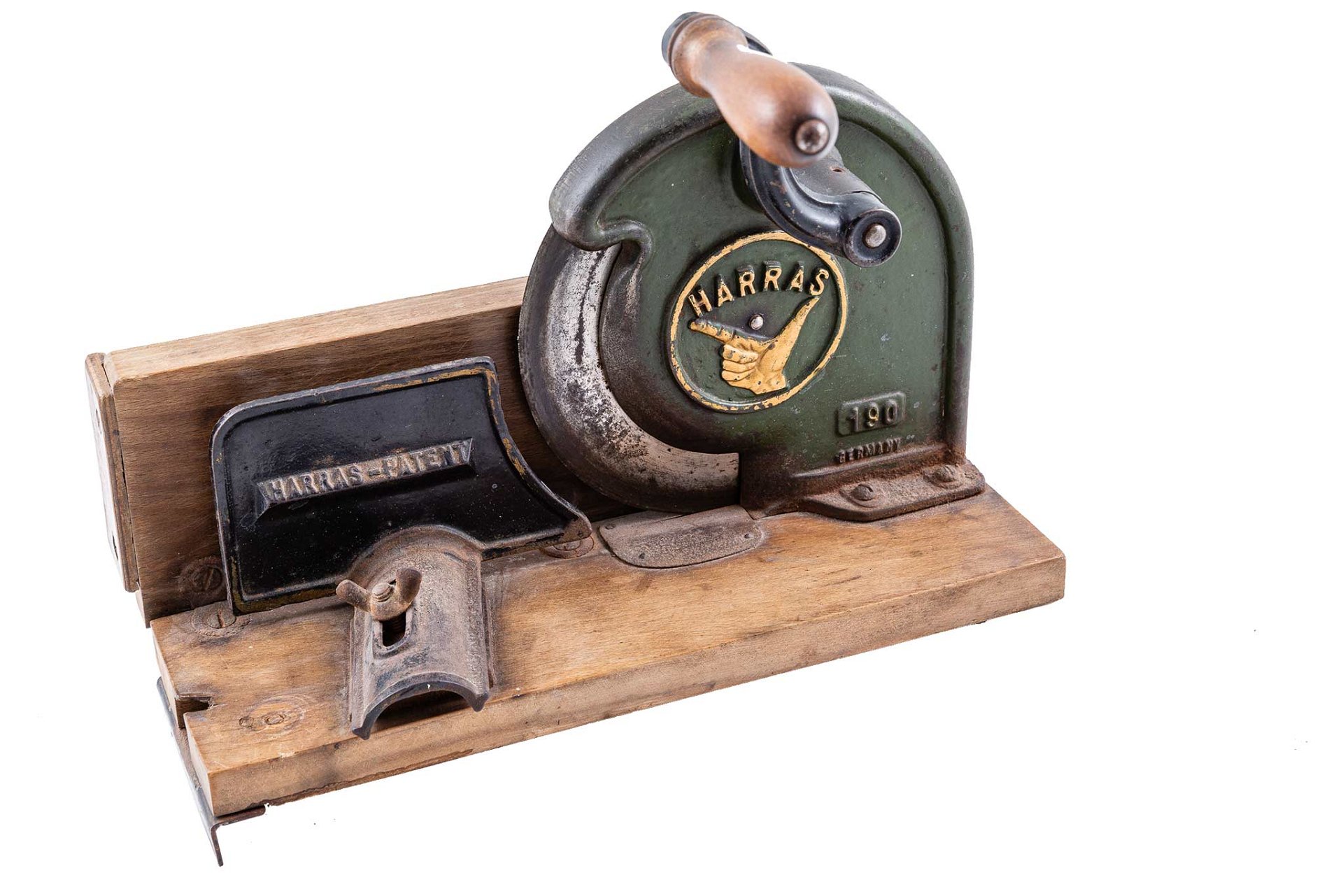 1908 Der deutsche Konstrukteur Willy Abel erfand einige der heute bekannten Haushaltsgeräte – so entwarf er auch die erste Brotschneidemaschine, für deren Herstellung er 1912 die Harras-Werke gründete.