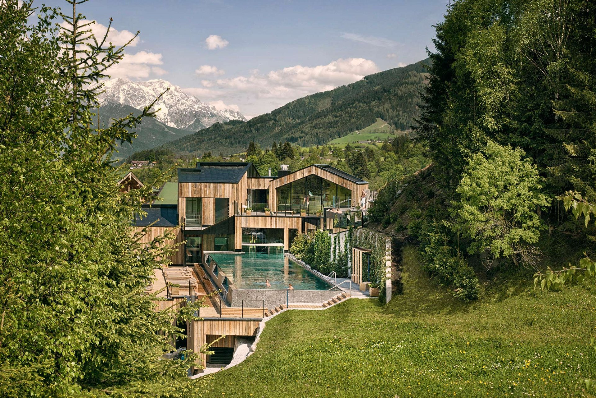 Ausspannen in der Natur Das »Forsthofgut« in Salzburg hat seine großzügige Wellness-Anlage erweitert. Jetzt gibt es neben einem neuen Infinity-Pool sogar einen japanischen Onsen. Und Suiten mit Privatsauna. forsthofgut.at

