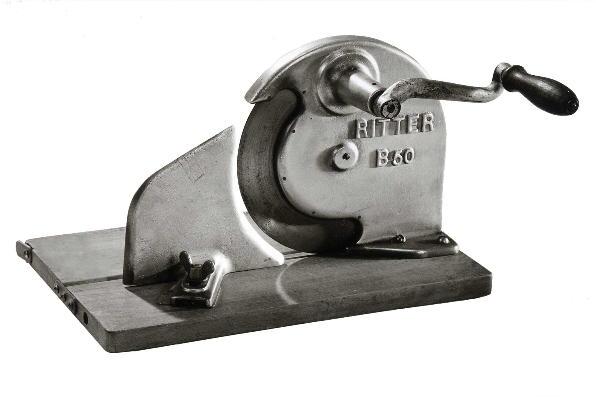 1932 Zwei Jahrzehnte später erlangte der bereits maschinell produzierte Entwurf des Ritterwerks internationale Beliebtheit, das die per Handkurbel betriebene Brotschneidemaschine »B50« auf den Markt brachte.