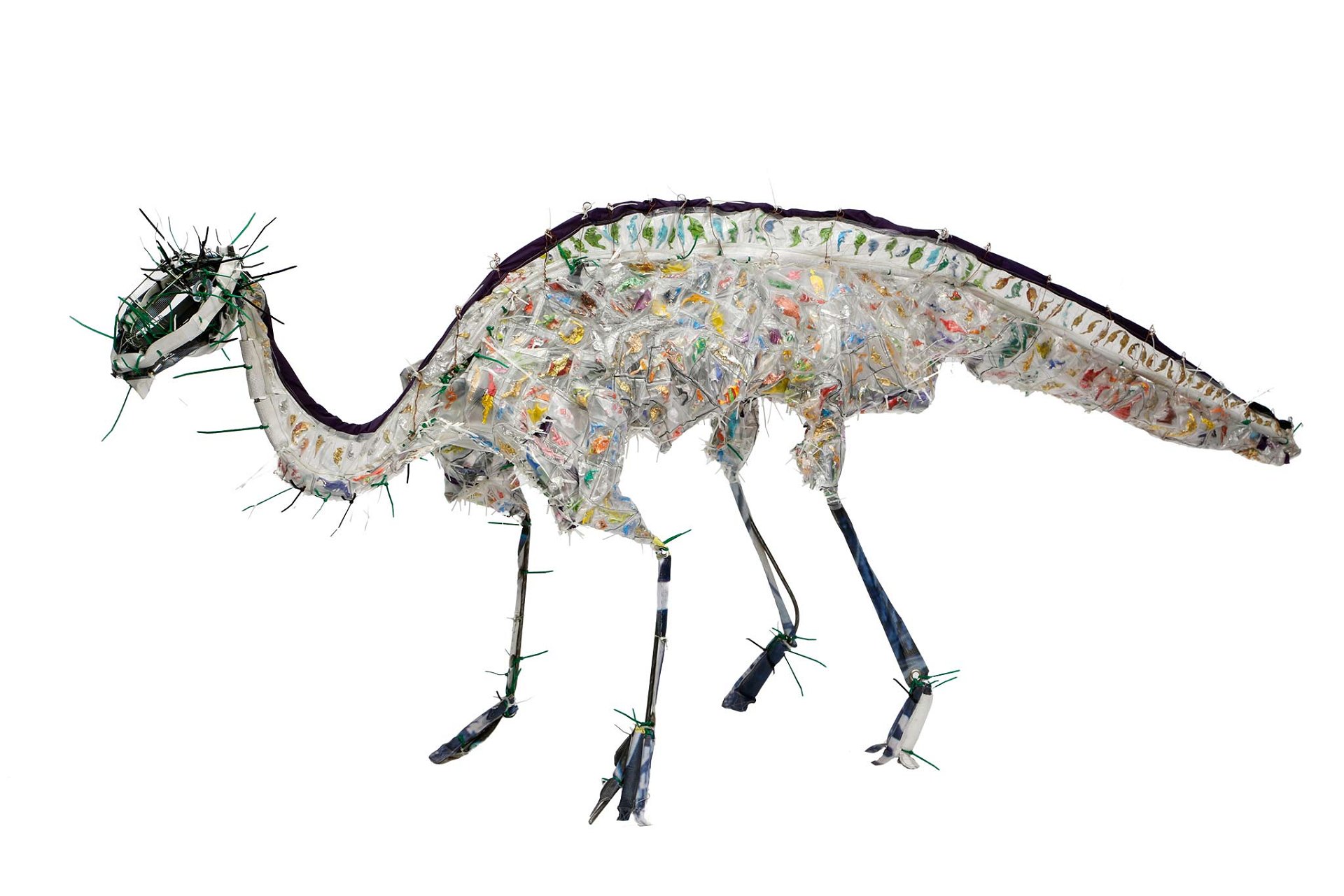 2. »Majasaura« von Julia Krause-Harder, 2016 »Die autistische Künstlerin schafft Saurier aus Fundstücken. Majasaura trägt in ihrem Plastikkörper unzählige kleine Dinosaurier, geformt aus Zuckerlpapier.«