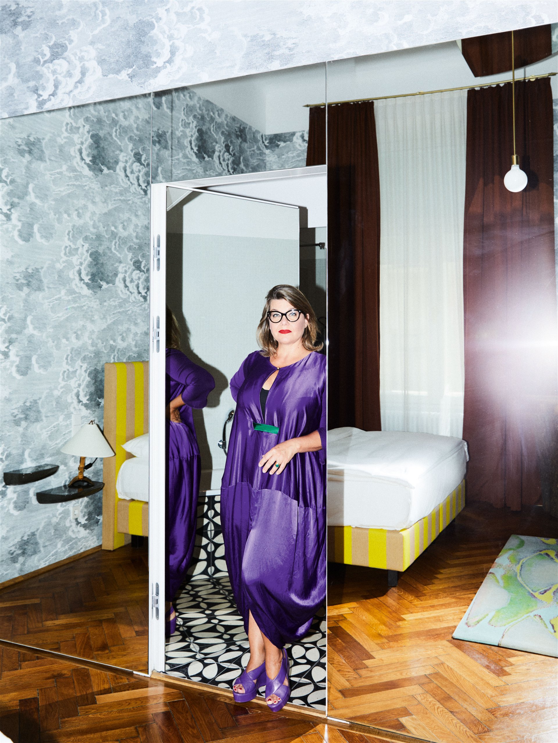 Leading Lady im MAK: Die neue MAK-Direktorin Lilli Hollein in einem extravaganten lila Outfit von Wendy & Jim in ihrer Suite im Hotel Altstadt. Vienna. altstadt.at