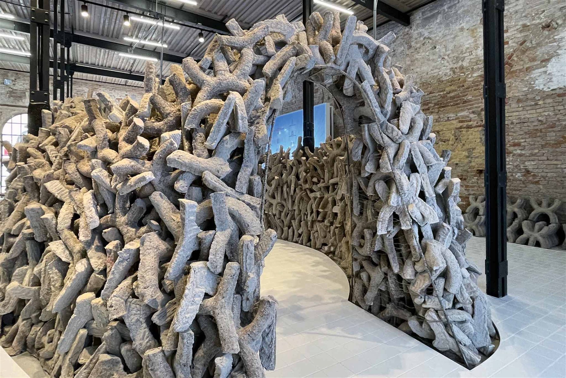 Vereinigte Arabische Emirate: Der Architekt und Kurator Wael Al Awar hat einen neuen Beton mit Magnesiumoxid entwickelt und baut daraus einen kleinen, igluartigen Pavillon. Das Projekt »Wetland« ist eines der technischen Highlights dieser Biennale. nationalpavilionuae.org