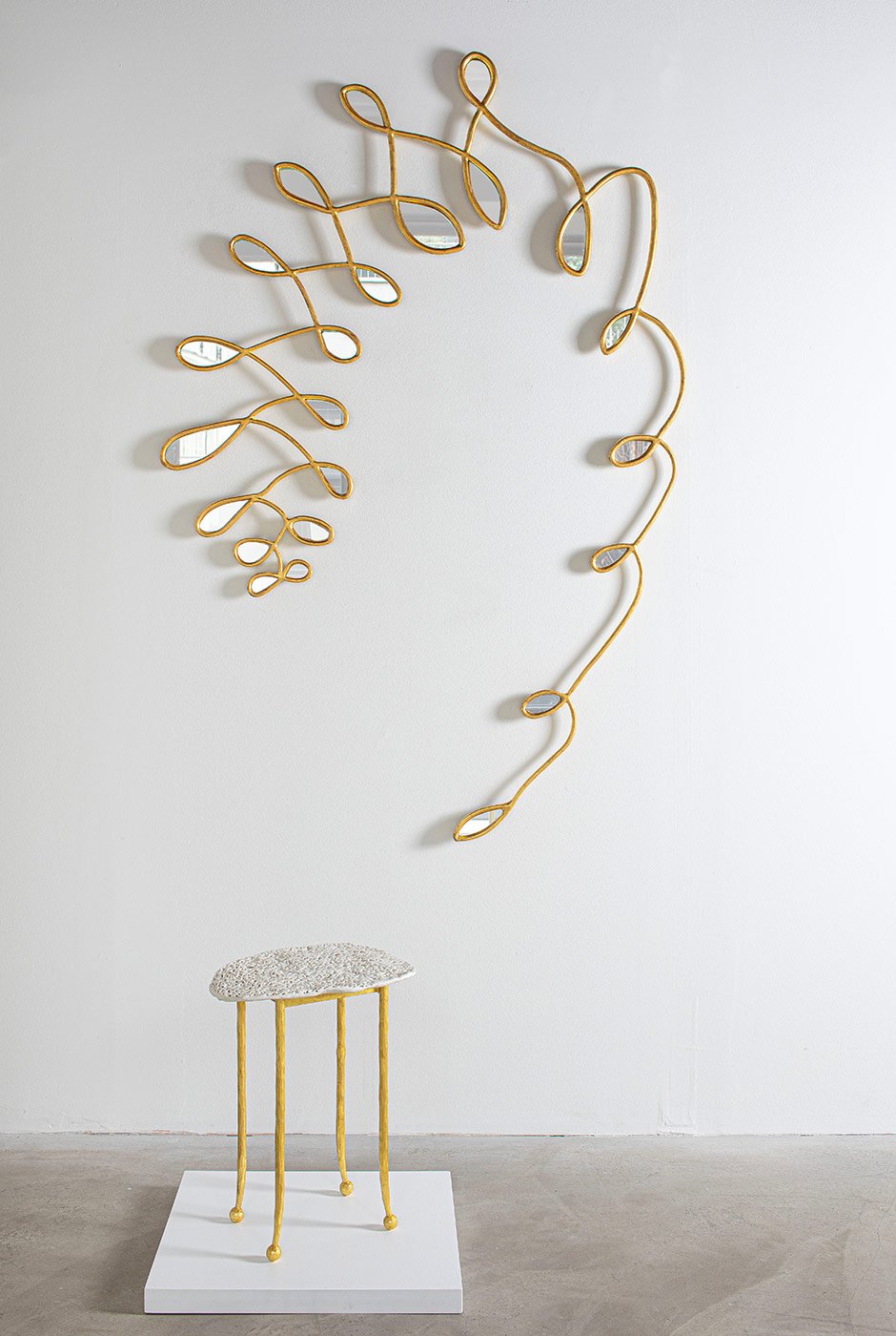 Formsache: Die Französin Célia Bertrand pflegt einen sehr extravaganten Zugang, wenn sie für ihre skulpturalen Designs Materialien in Form bringt. galerie-sceneouverte.com