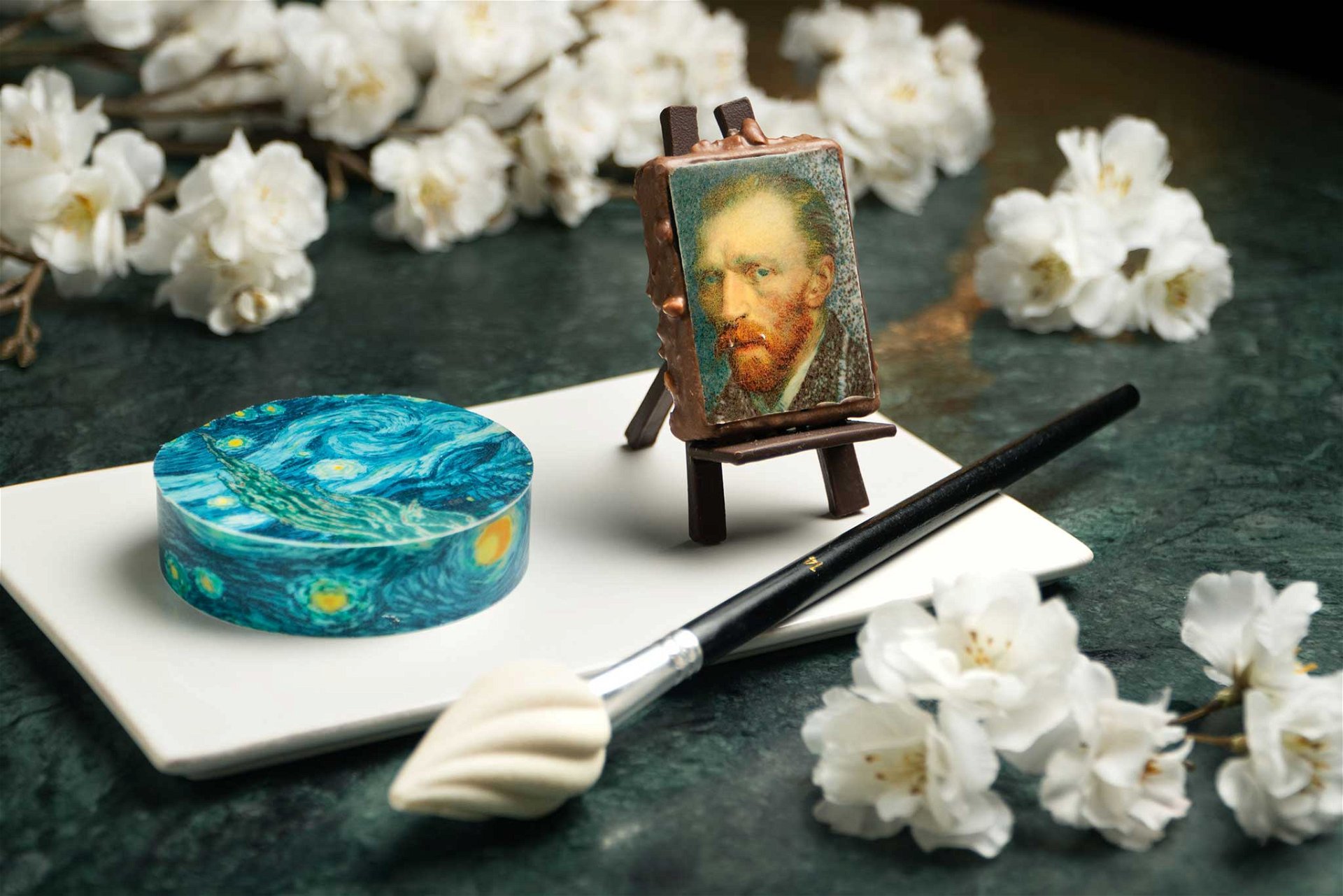 Van Gogh zum Anbeißen Das »Hotel Café Royal« hat berühmte Kunstwerke des niederländischen Malers Vincent van Gogh in raffinierte Törtchen und Süßigkeiten verwandelt. Man kann kaum glauben, dass diese faszinierenden Miniaturen tatsächlich zum Verzehr gedacht sind. Eingenommen wird der künstlerische Afternoon Tea stilgerecht in der Oscar Wild Lounge. hotelcaferoyal.com