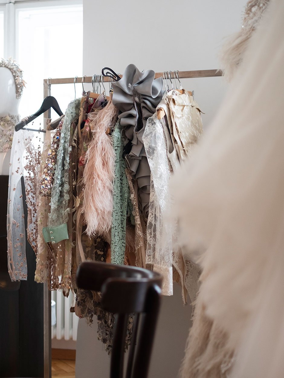 Fashion-Feeling: Ein Kleiderständer hilft, den Überblick zu bewahren, damit man sich daheim wie auf einer Modenschau fühlen kann. 
