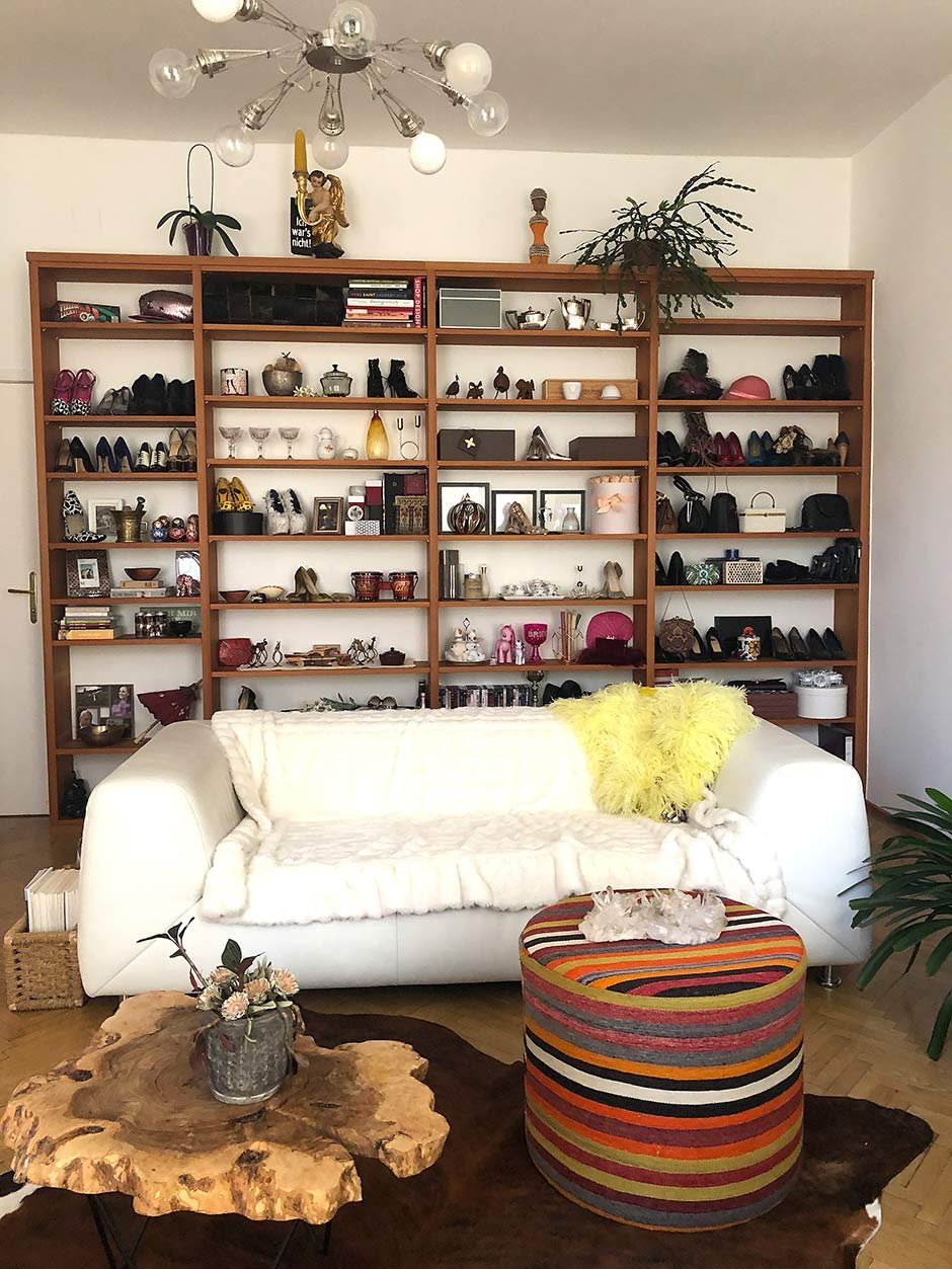 Kleine Galerie: Es muss nicht alles in den Schrank. In ihrem Regal stellt Poleschinski ihre Vintage-Schätze aus: Schuhe, Taschen und andere Accessoires. 