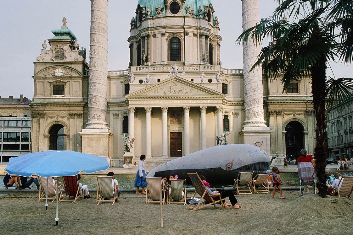 Kunsthalle Krems Sand und Palmen: Margot Pilz installierte und fotografierte1982 »Kaorle am Karlsplatz«,bis heute ihr liebstes Projekt. kunsthalle.at