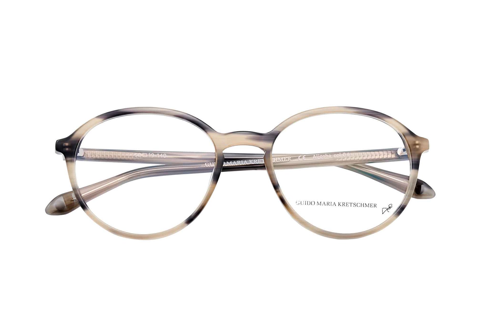 Brillen von Edel-Optics
»Mein Favorit gegen müde Augen sind die Sehbrillen mit Blaufilter, die mir gerade im vergangenen Jahr die vielen Videokonferenzen sehr erleichtert haben. Meine Sonnenbrillen sind für mich ein perfektes Accessoire und hilfreicher Begleiter im Alltag.«