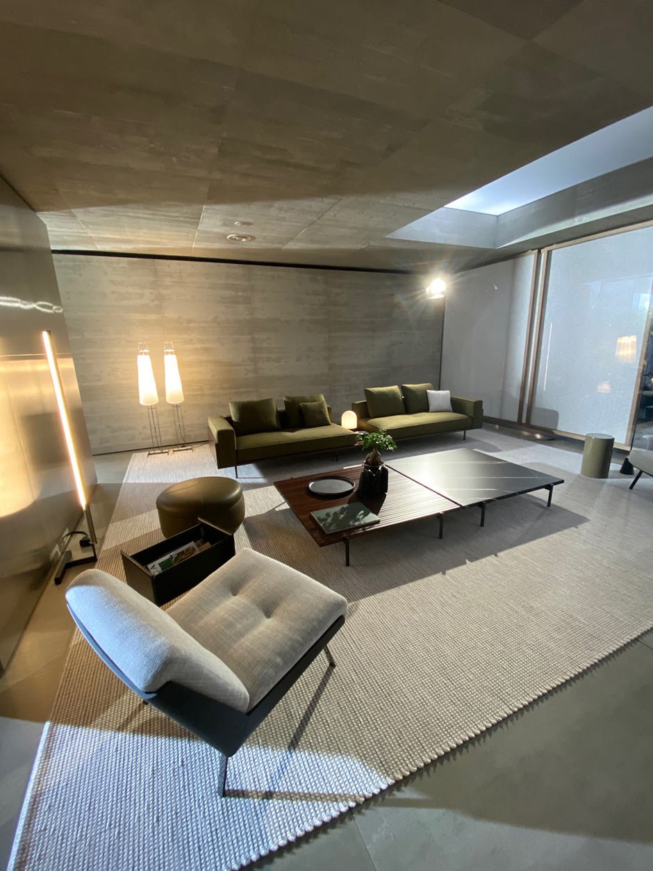 Midcentury Ästhetic: der minimalistische Stil des Sofas »Brasilia« by Marcio Kogan hat seine Wurzeln im brasilianischen Modernismus