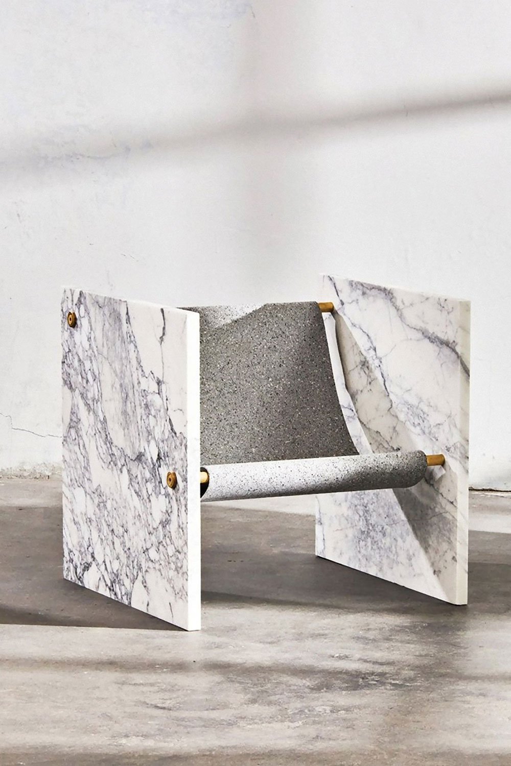 Der »Adri«-Sessel zeigt, wie unterschiedliche Materialen wie Marmor, Messing und recycelter Gummi durch minimale Verbindungen und klare Linien miteinander interagieren.