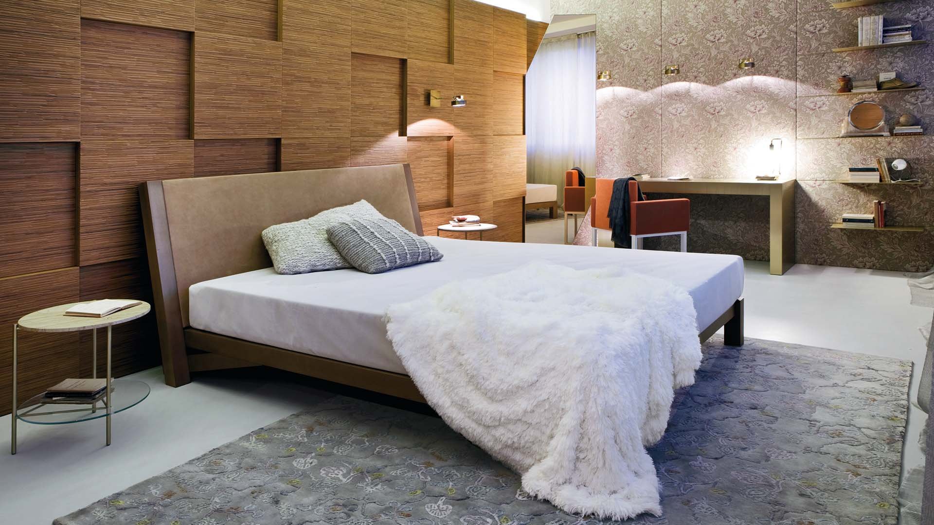 Schlafzimmer sind der intimste Ort der Regeneration. Hier sollte alles passen. Gedeckte Farben, viel natür­liche Materialien, flauschige Stoffe, Wandpaneele zur Akustikdämmung, wie von laurameroni.com

