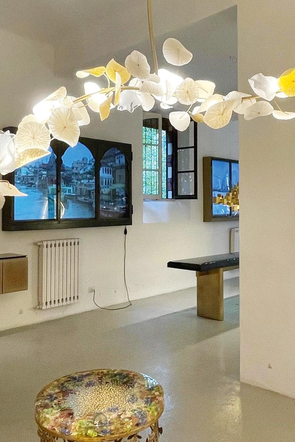 »Dreamy Forest« von Vezzini & Chen besteht aus Porzellanblättern und Glasblumen, befestigt auf einer Messingstange.