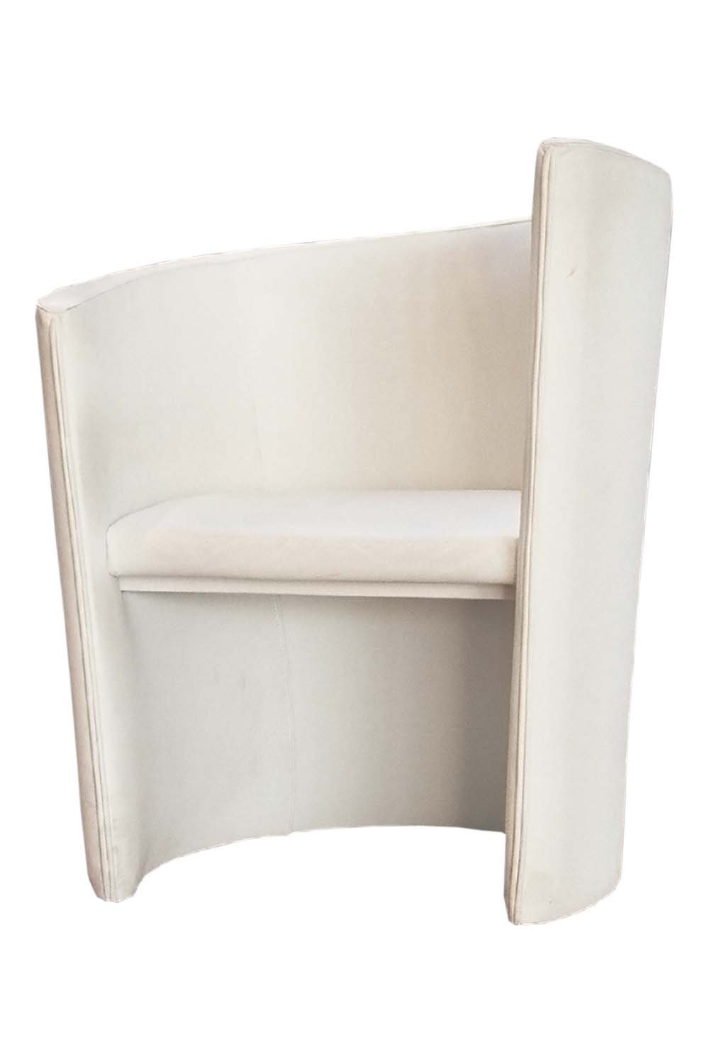 Unter anderem designt Heinz Neumann auch andere Gegenstände wie Vasen, Aschen­becher, aber auch Tische oder den »Swing«-Sessel.