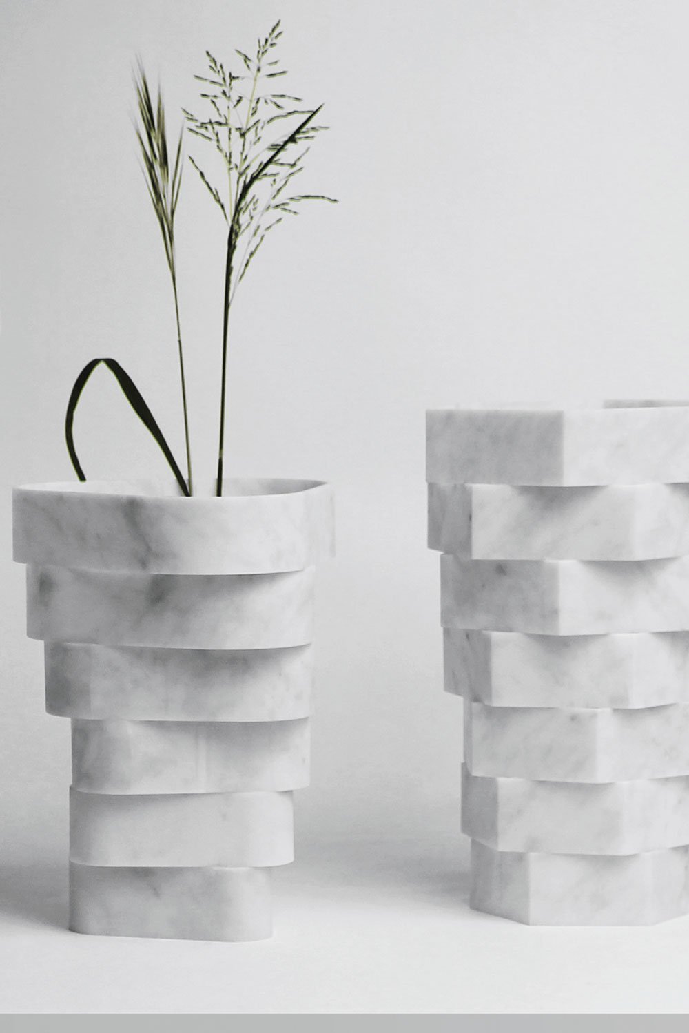 Mit dem Anspruch, das Material optimal zu nutzen, designten Paolo Ulian und Moreno Ratti 2015 diese vier Vasen mithilfe eines Wasserstrahlers aus einem einzigen Stück Marmor.