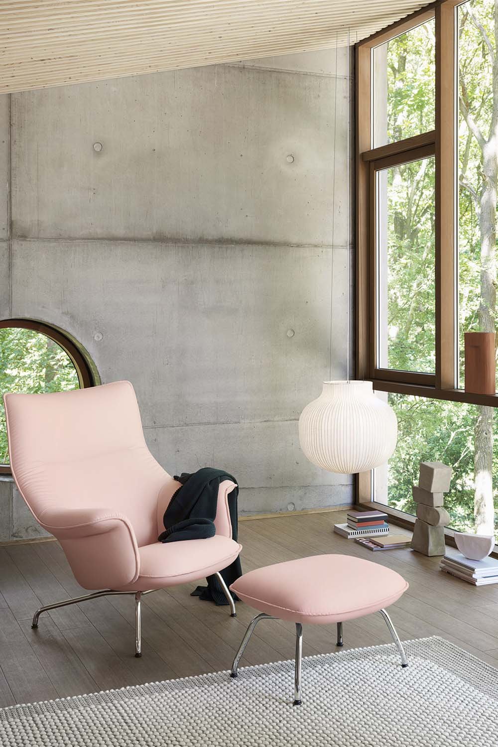 Wer einen Ausblick ins Grüne hat, ist im psychologischen Vorteil. Der rosa Pastellton des »Doze«-Lounge-Chair bringt zusätzliche Ruhe.