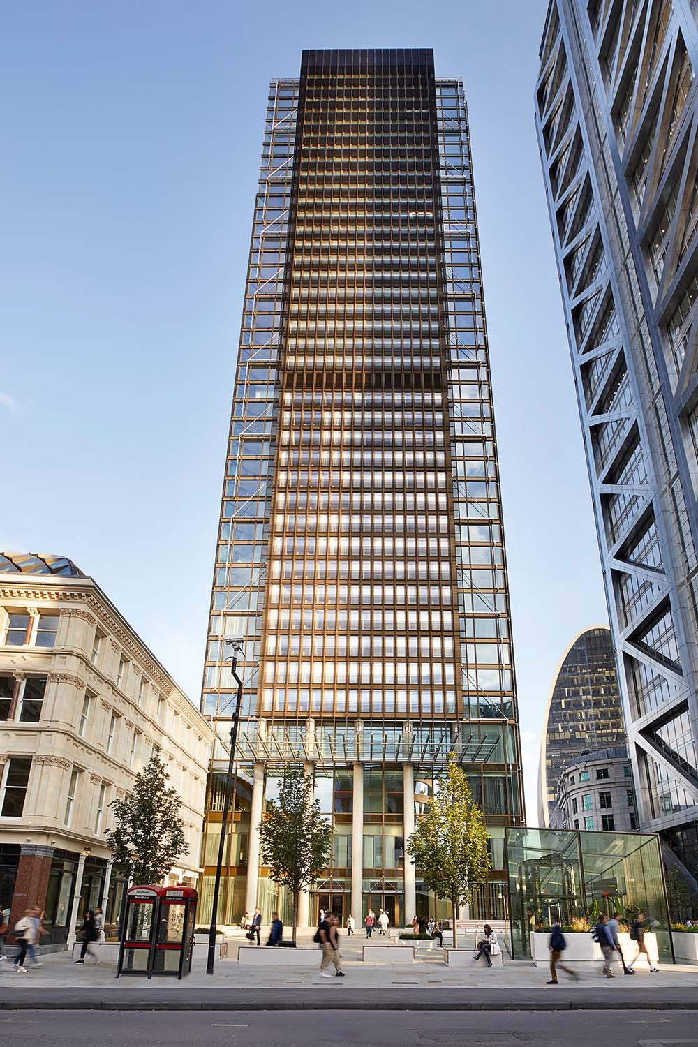 Sieht wie ein Büroturm aus, ist aber keiner: Unten eröffnet Europas erstes »Pan Pacific Hotel«, ab dem 21. Stockwerk luxuriöse Sky Residences. Die 43-stöckige »One Bishopsgate Plaza« bringt das ­Wohnen zurück in die Londoner City.
onebgp.com