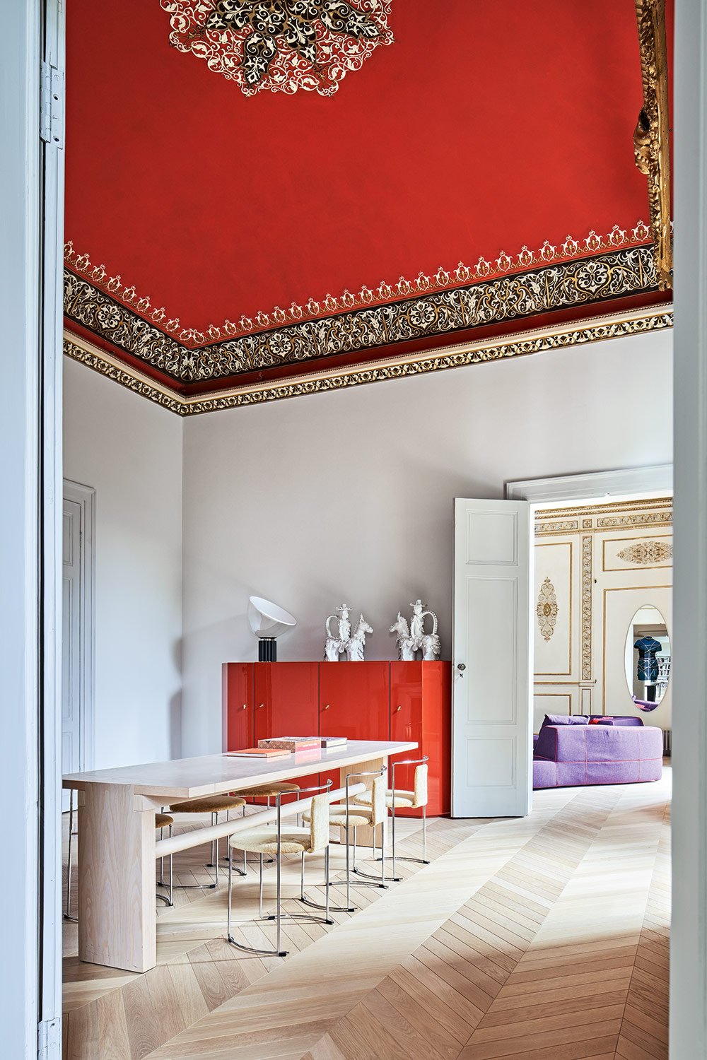 Die Einrichtung von Cassina harmoniert mit dem herrlichen Deckenfresko und verleiht dem Ambiente in Kombination 0vmit dem Holzboden und dem natür-lichen Licht ein Gefühl von Wärme.