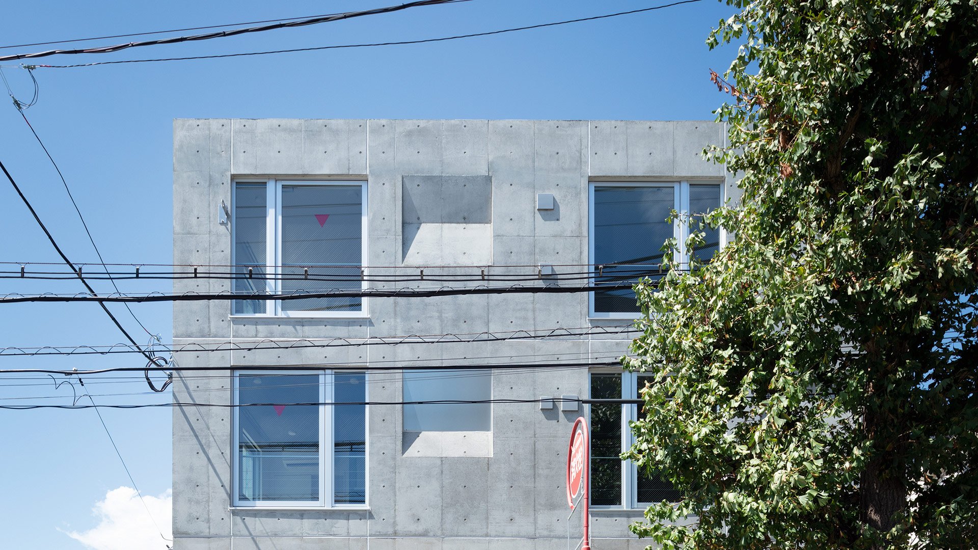 Das Wohnhaus »Escenario Todoroki« am Stadtrand von Tokio – von den Bewohnern schlicht und einfach »Concrete Box« genannt – ist ein besonders konsequentes Beispiel für den Einsatz von Beton im Wohnbereich. Architekt Ryuichi Sasaki schuf eine schlichte Kiste, wobei sich das Material bis über die Dachflächen nach oben zieht. Auffällig ist die Oberfläche: Die Anker- beziehungsweise Hüllrohr-löcher, die im Schalungsprozess entstehen, verleihen dem Haus eine futuristische Chesterfield-Optik. sasaki-architecture.com