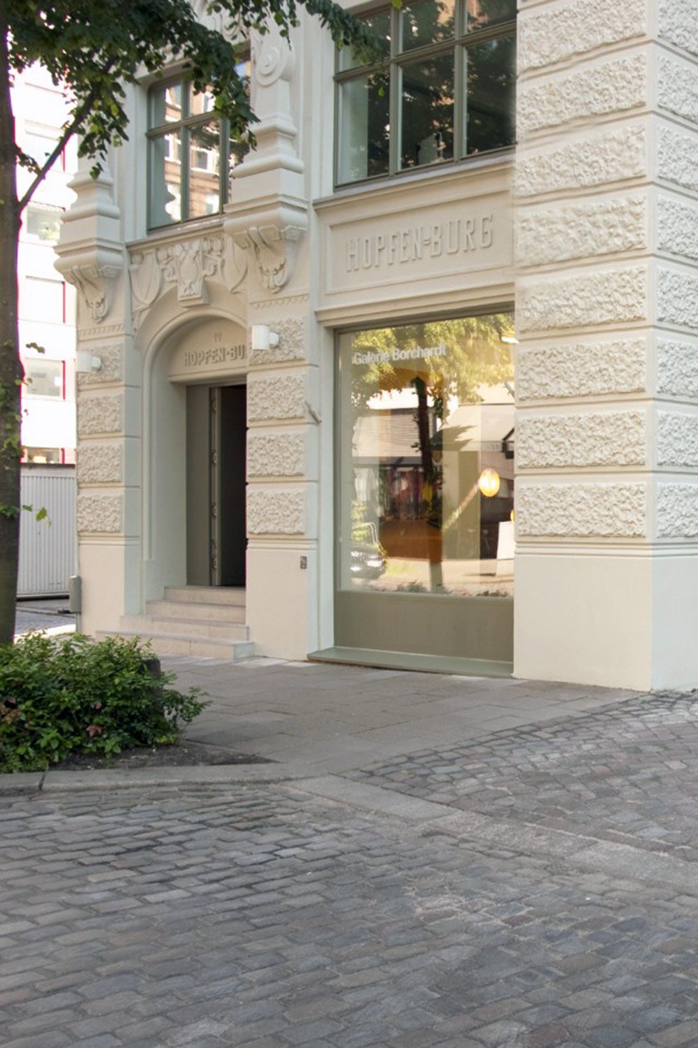 Die Galerie Borchardt in einem ehemaligen Kontorhaus im Stadtzentrum hat sich vor allem mit dem Schwerpunkt Design und Architektur einen Namen gemacht.