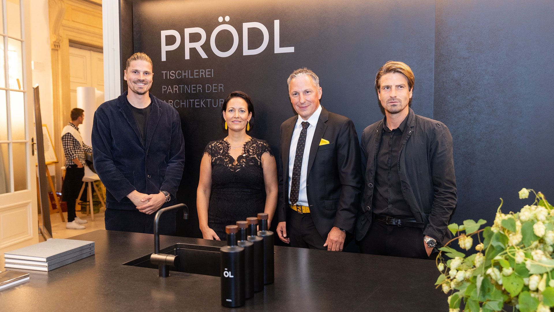 Sebastian Prödl (l.), Organisatoren Sabine Jäger und Peter Syrch und Tischlerei-Prödl-Inhaber Matthias Prödl.